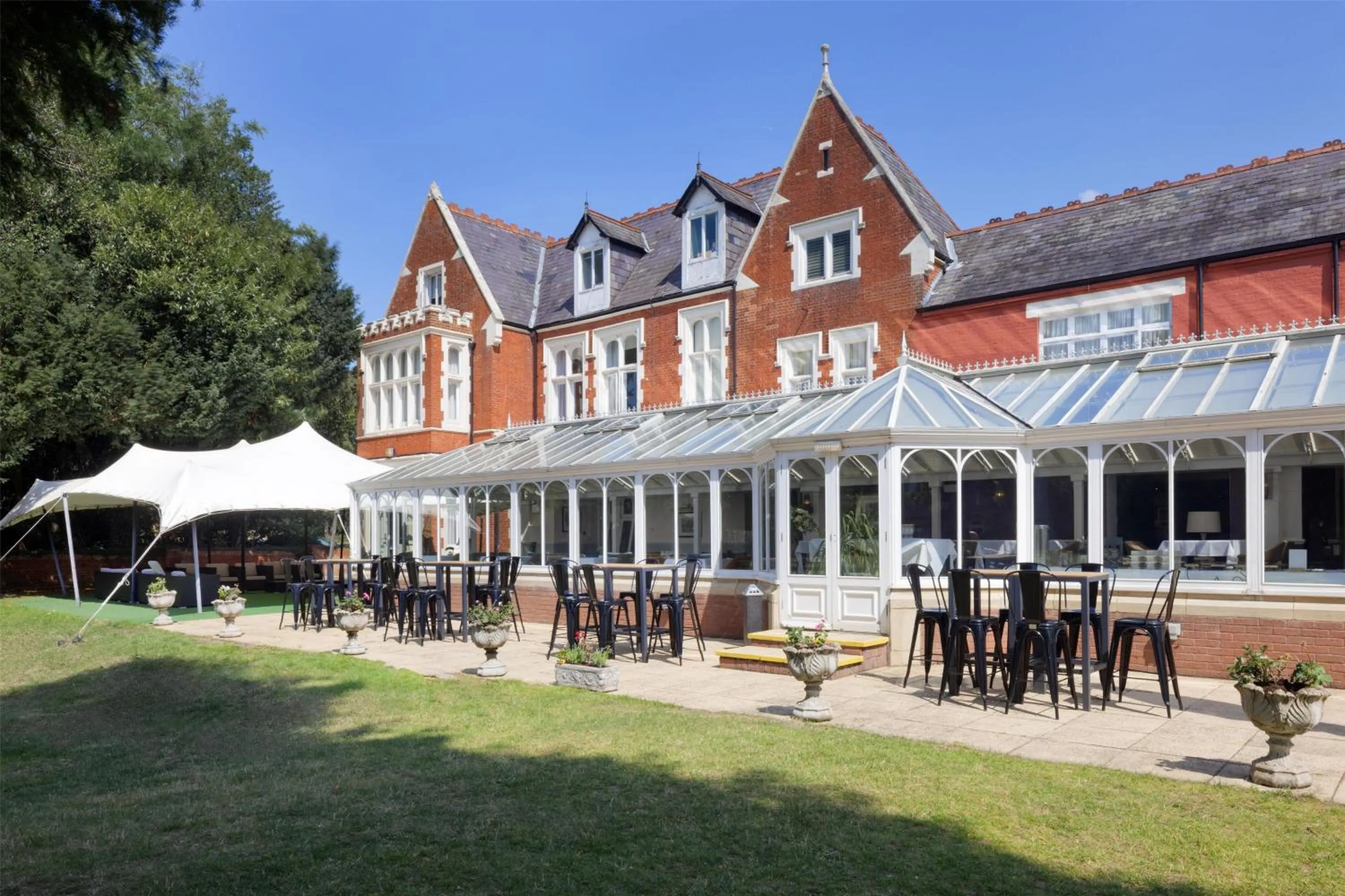 Patio in DoubleTree by Hilton St. Anne's Manor