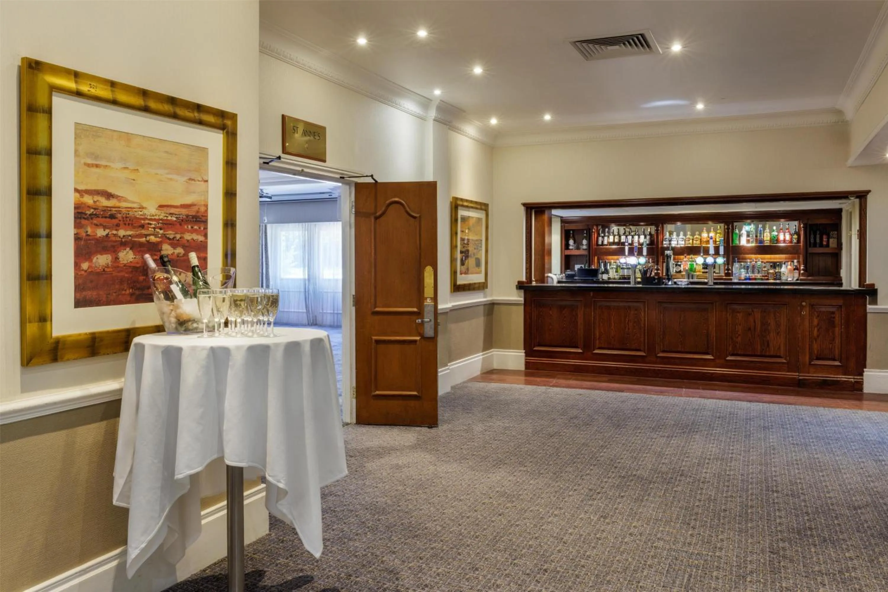 Lounge or bar in DoubleTree by Hilton St. Anne's Manor