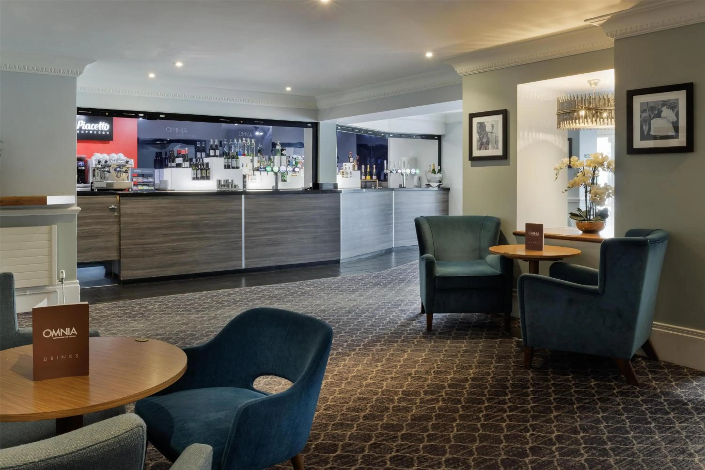 Lounge or bar in DoubleTree by Hilton St. Anne's Manor