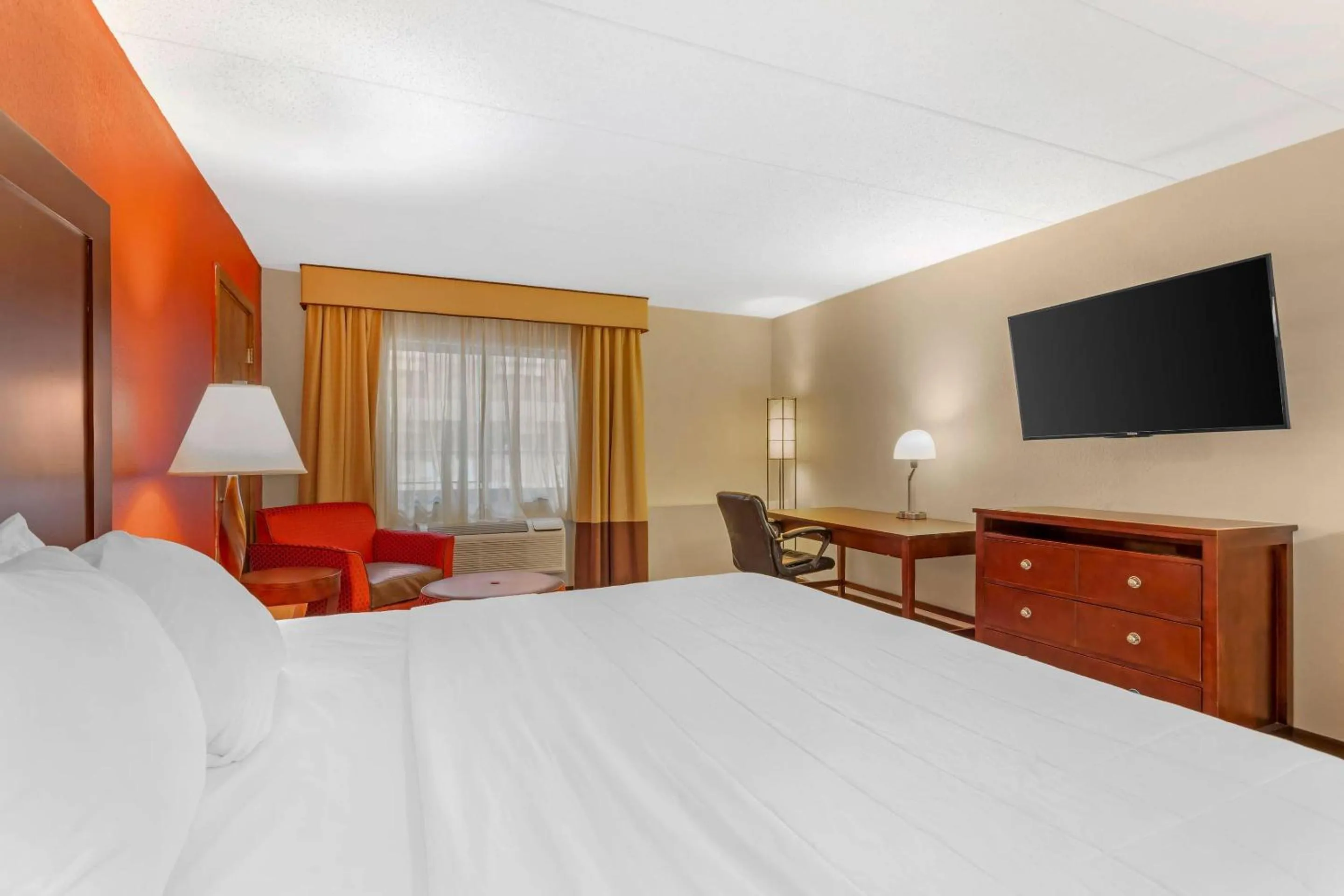 Bedroom, Bed in Clarion Hotel & Conference Center Lansing West