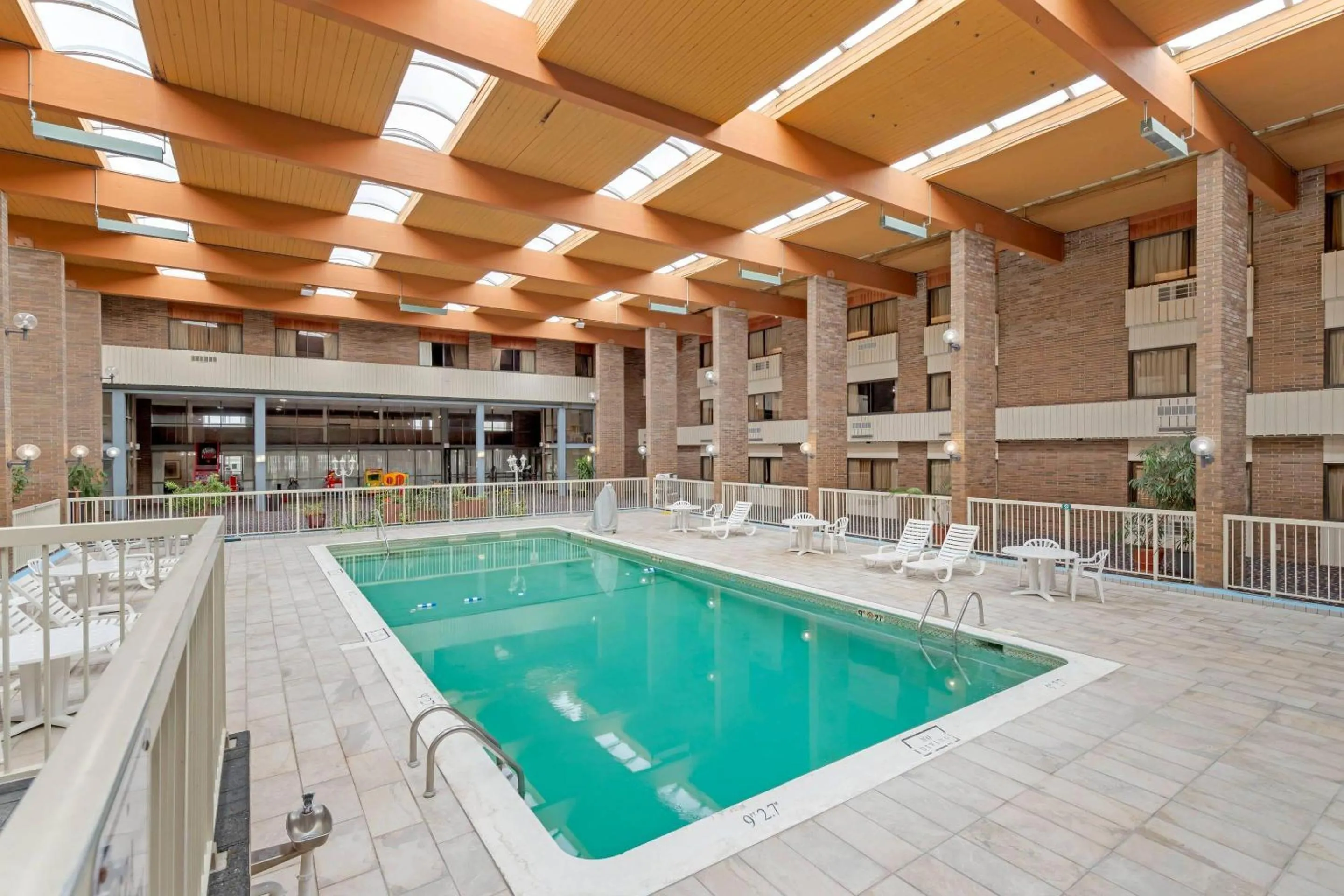 Swimming pool in Clarion Hotel & Conference Center Lansing West