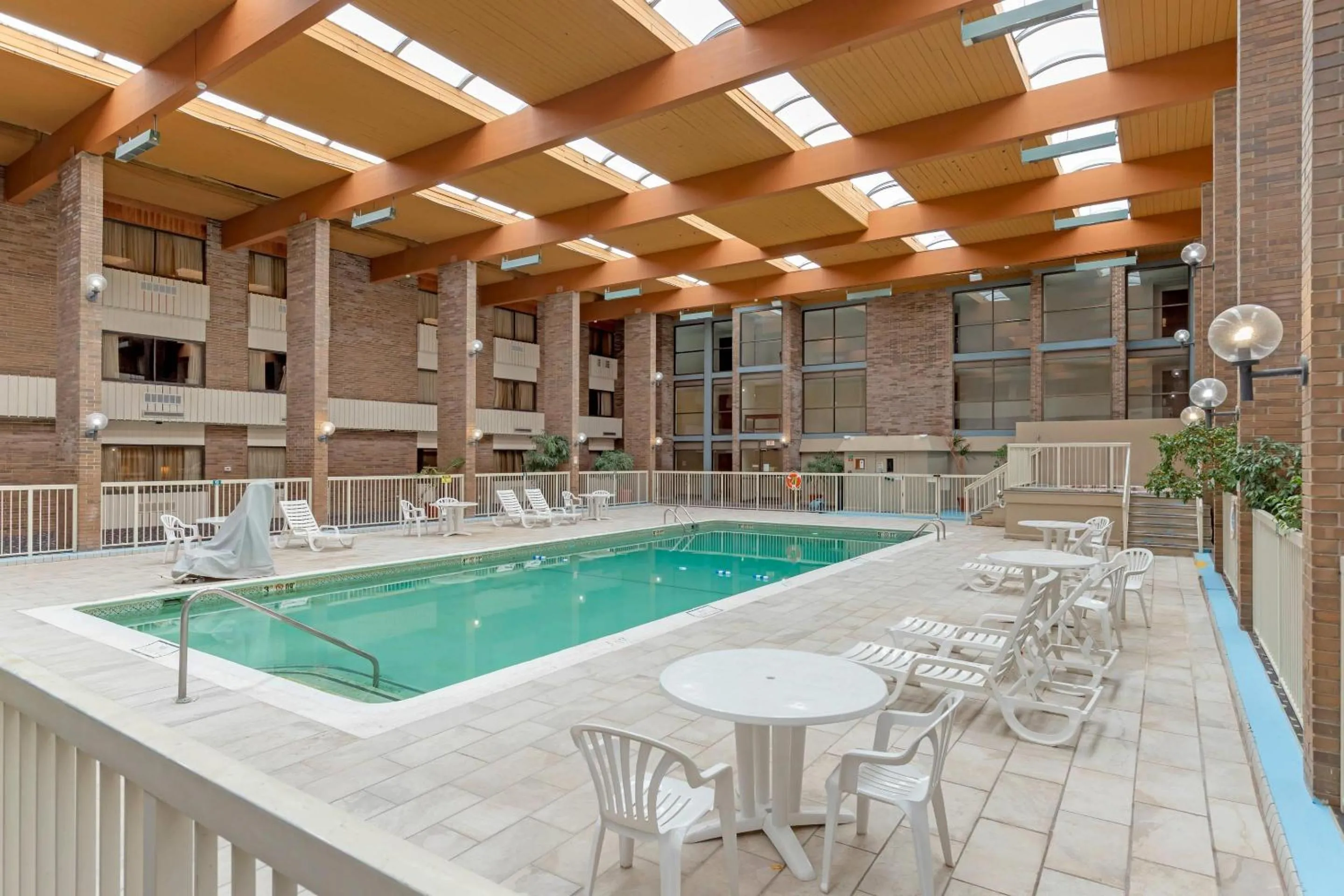 Swimming pool in Clarion Hotel & Conference Center Lansing West