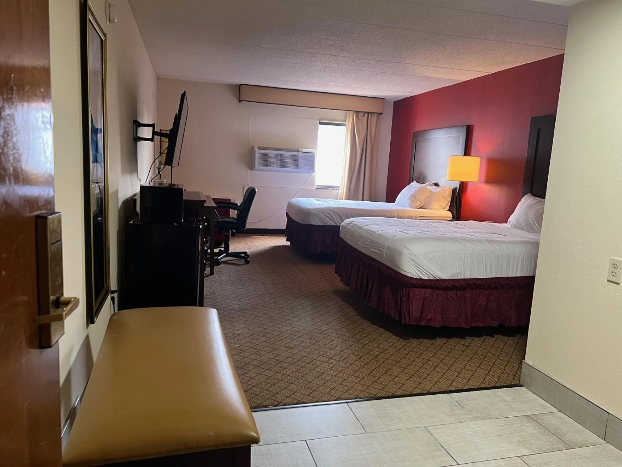 Bed in Clarion Hotel & Conference Center Lansing West