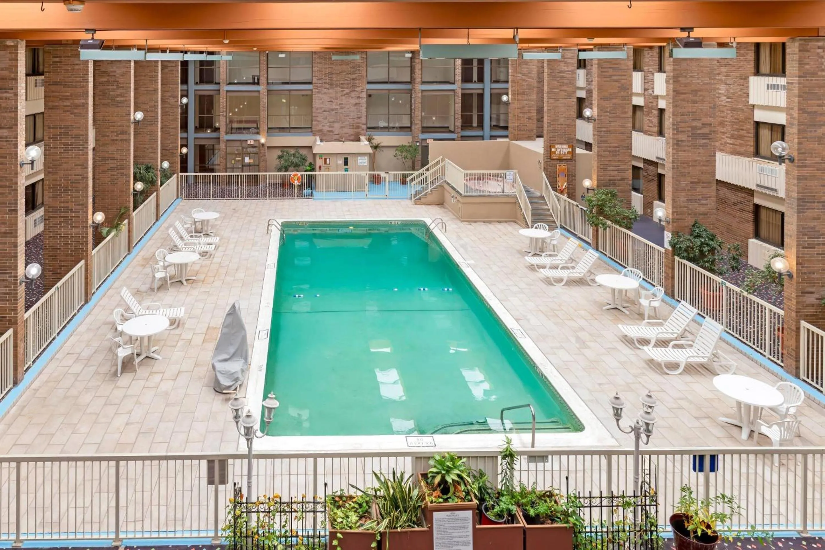Swimming pool in Clarion Hotel & Conference Center Lansing West