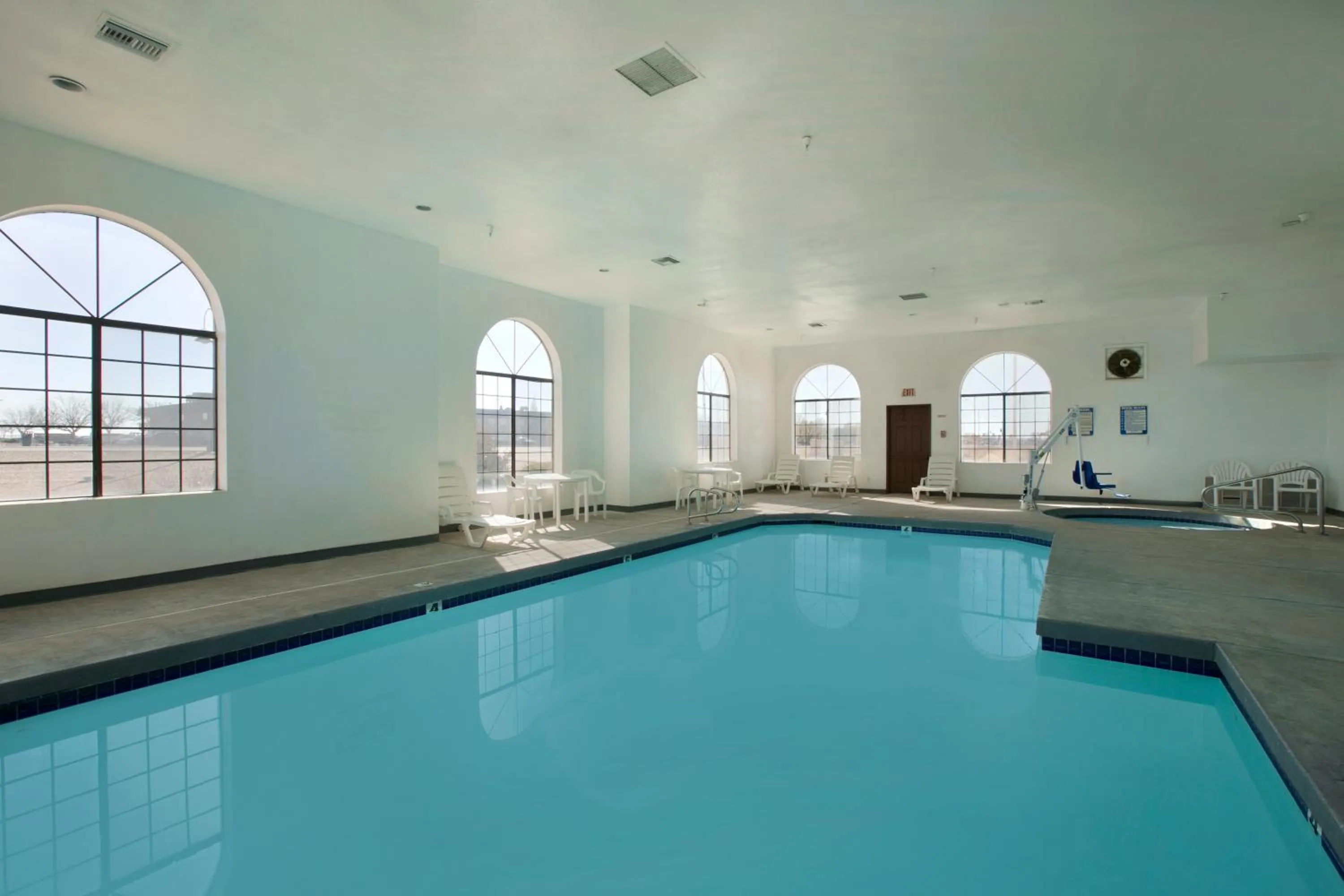 Swimming pool in Days Inn by Wyndham Holbrook