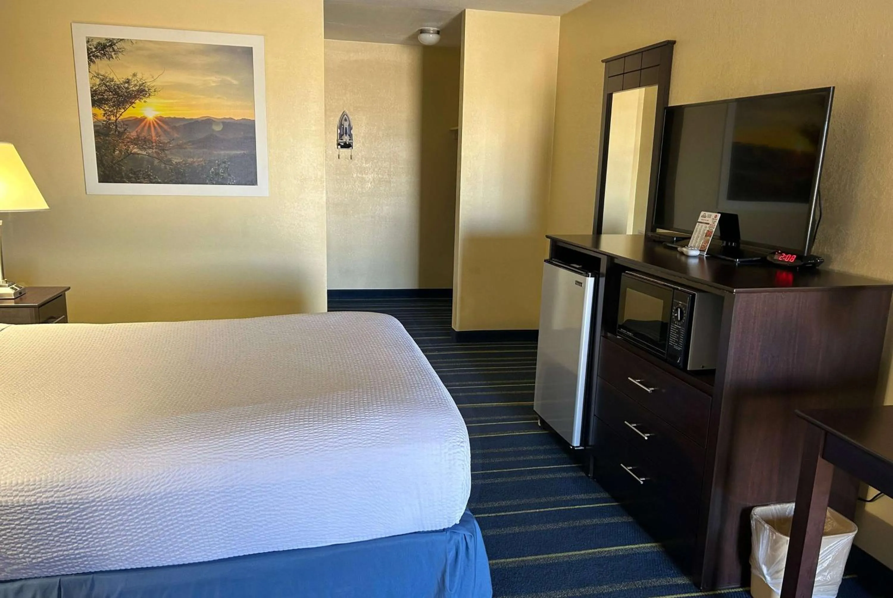 Photo of the whole room, Bed in Days Inn by Wyndham Holbrook