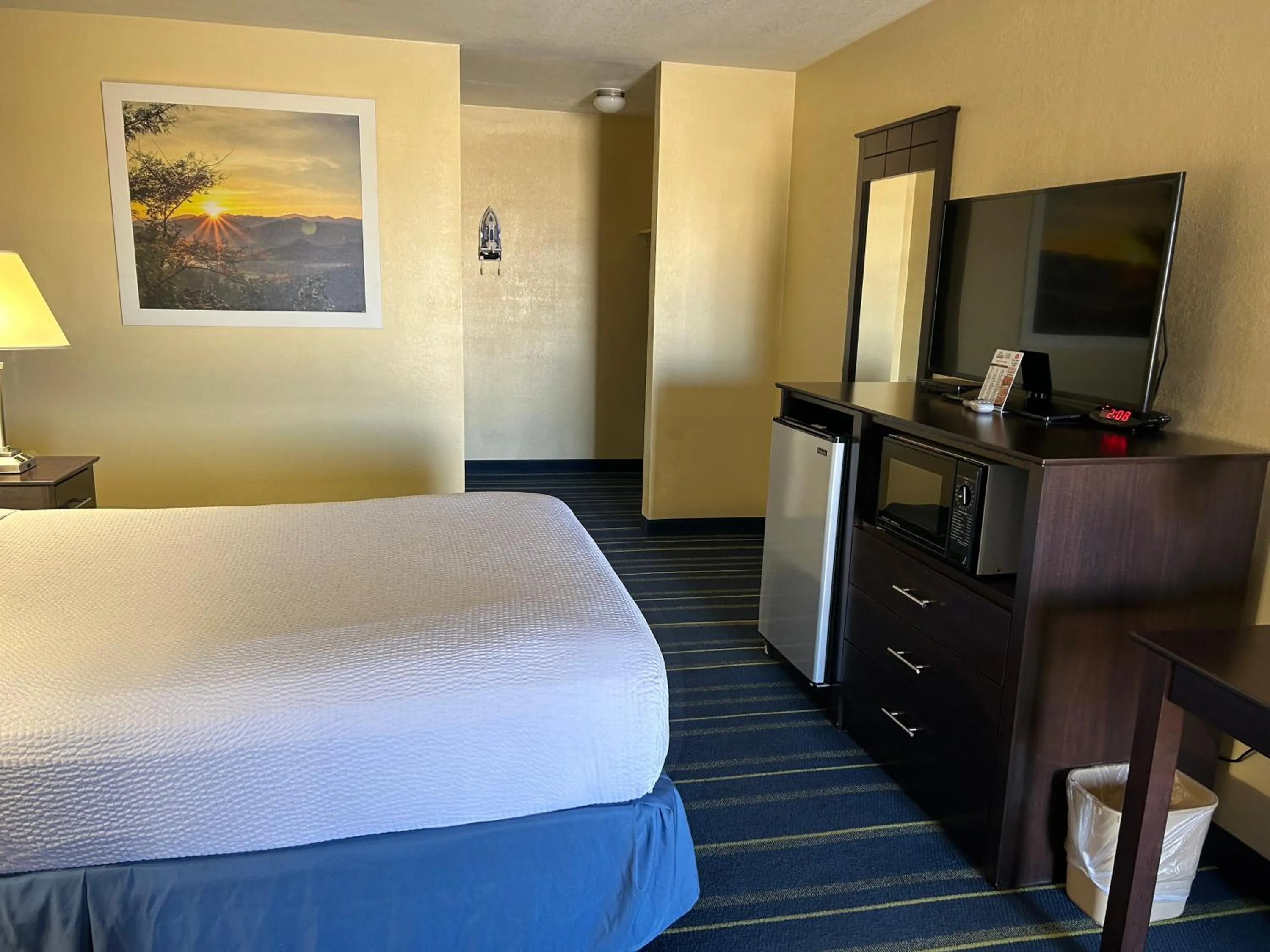 Bedroom, Bed in Days Inn by Wyndham Holbrook