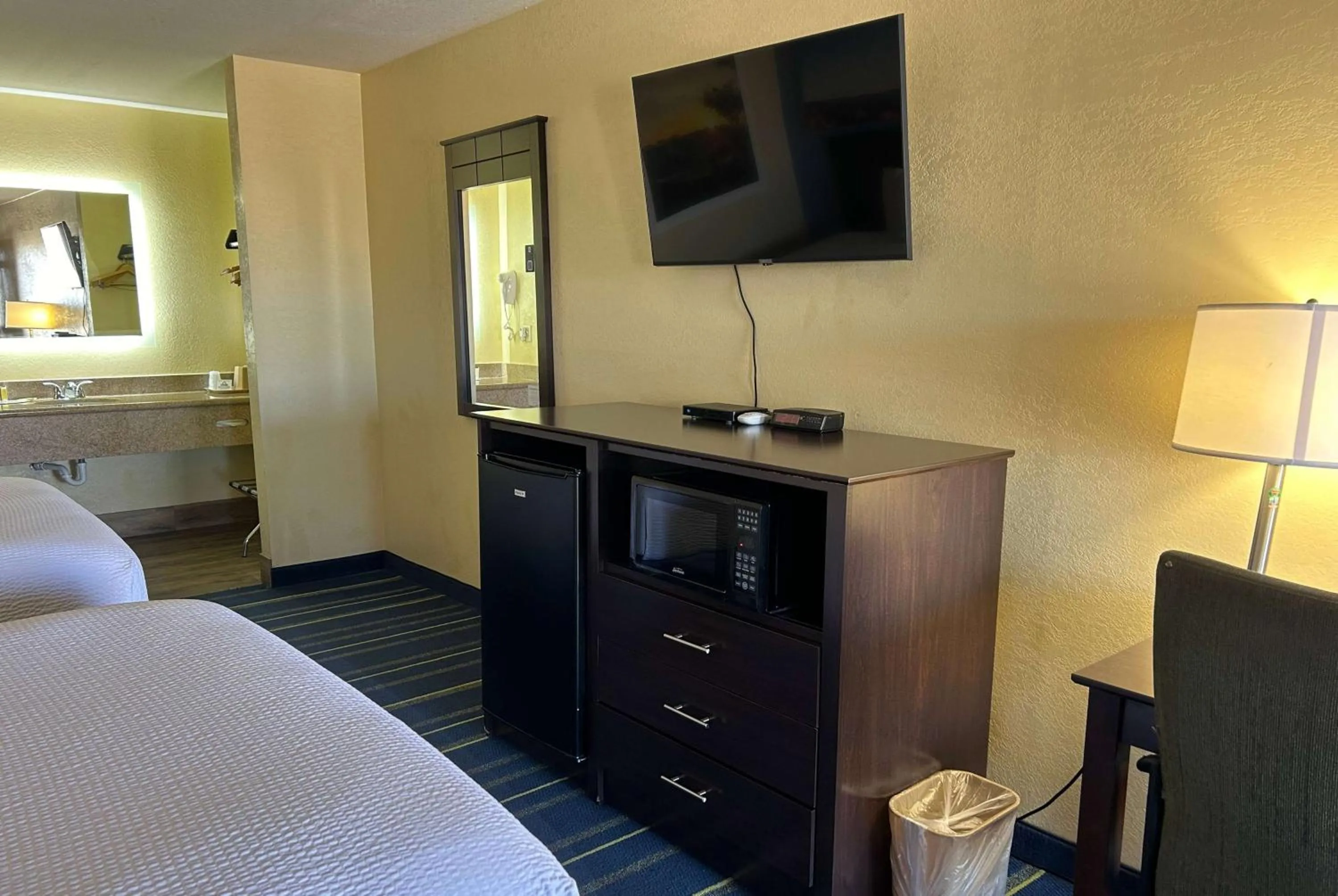 Photo of the whole room, Bed in Days Inn by Wyndham Holbrook