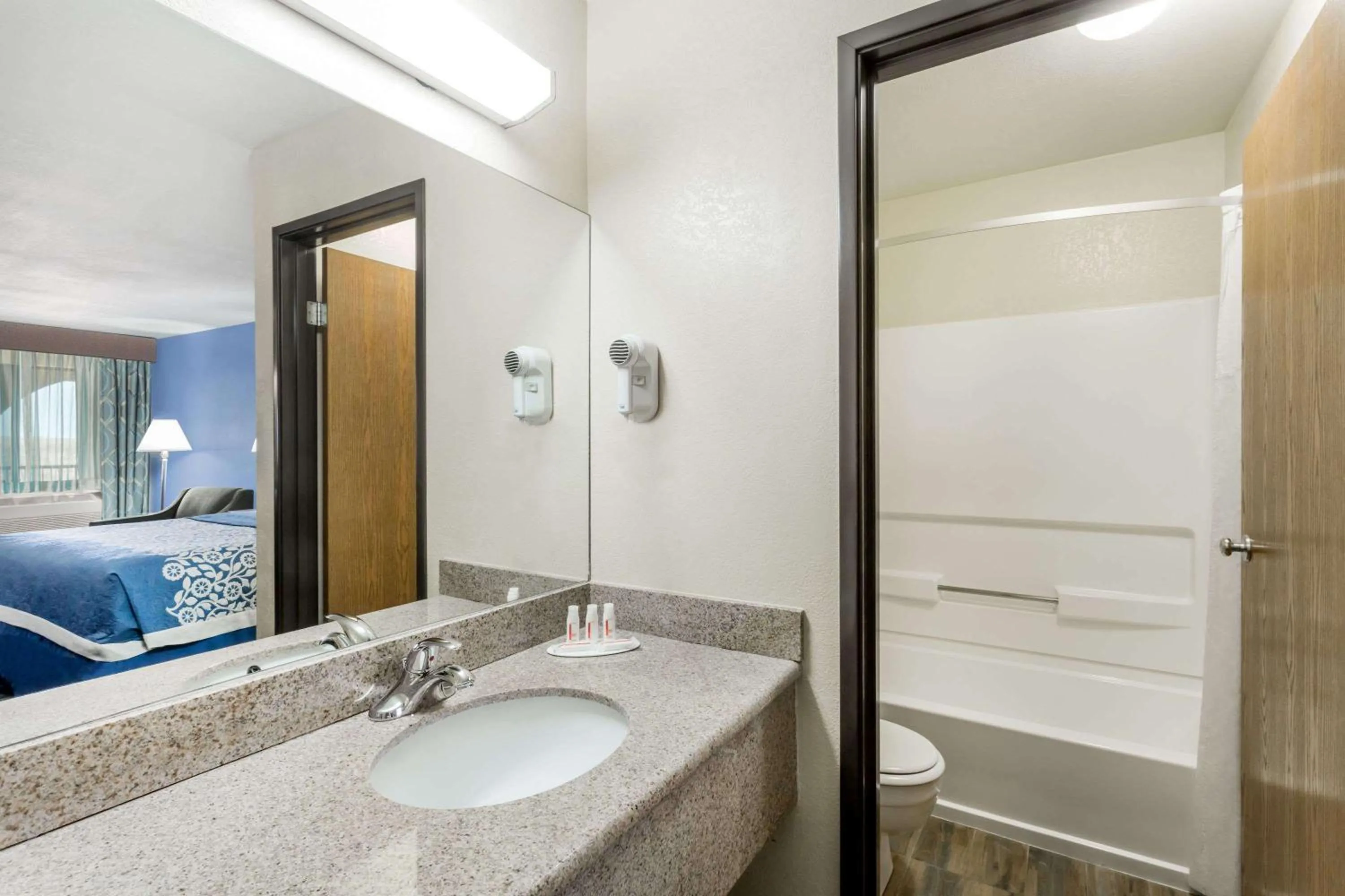 Bathroom, Bed in Days Inn by Wyndham Holbrook
