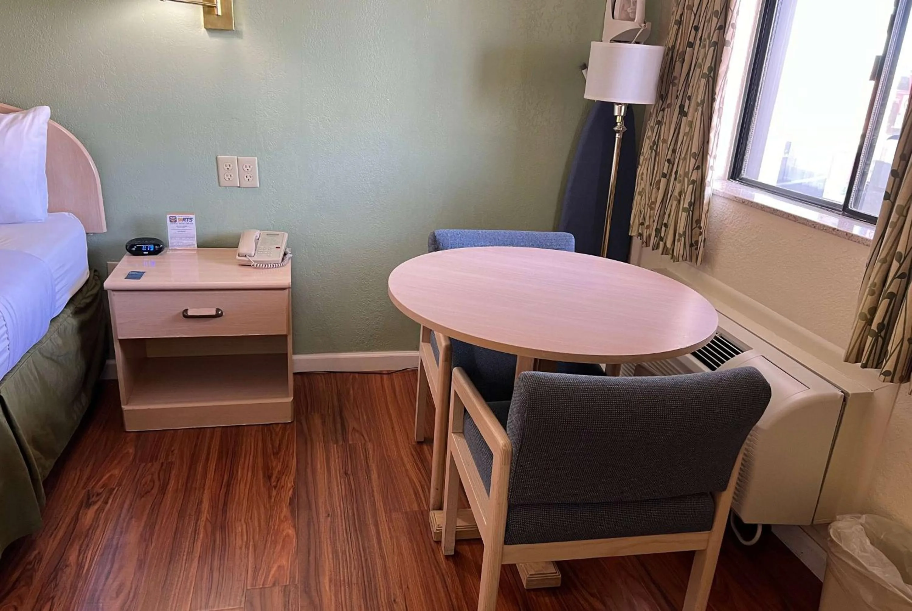 Photo of the whole room, Bed in Travelodge by Wyndham Holbrook