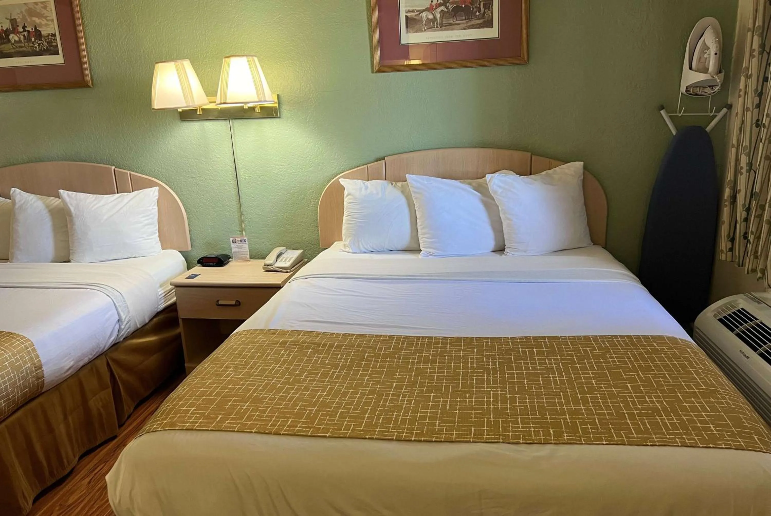 Photo of the whole room, Bed in Travelodge by Wyndham Holbrook