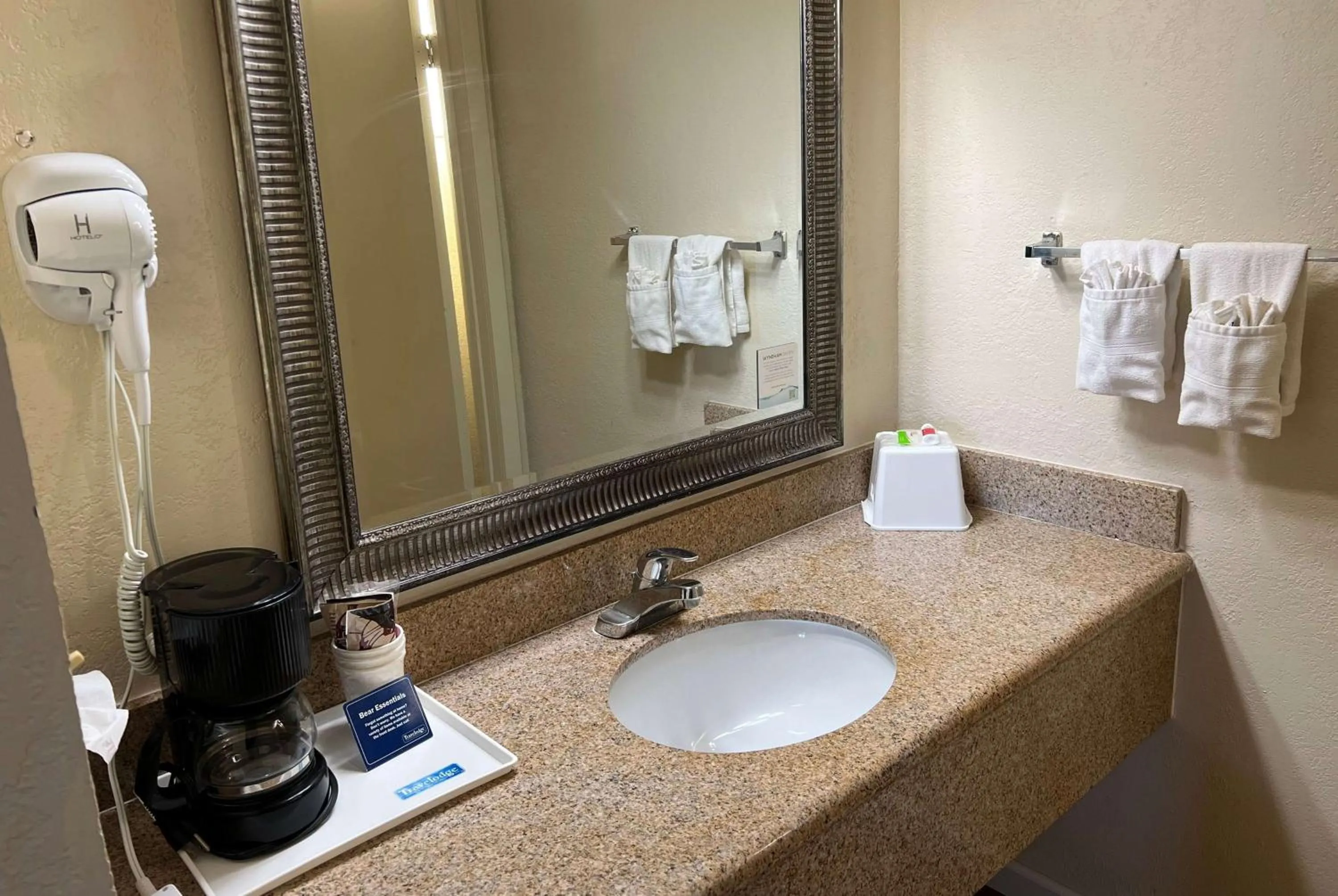 TV and multimedia in Travelodge by Wyndham Holbrook