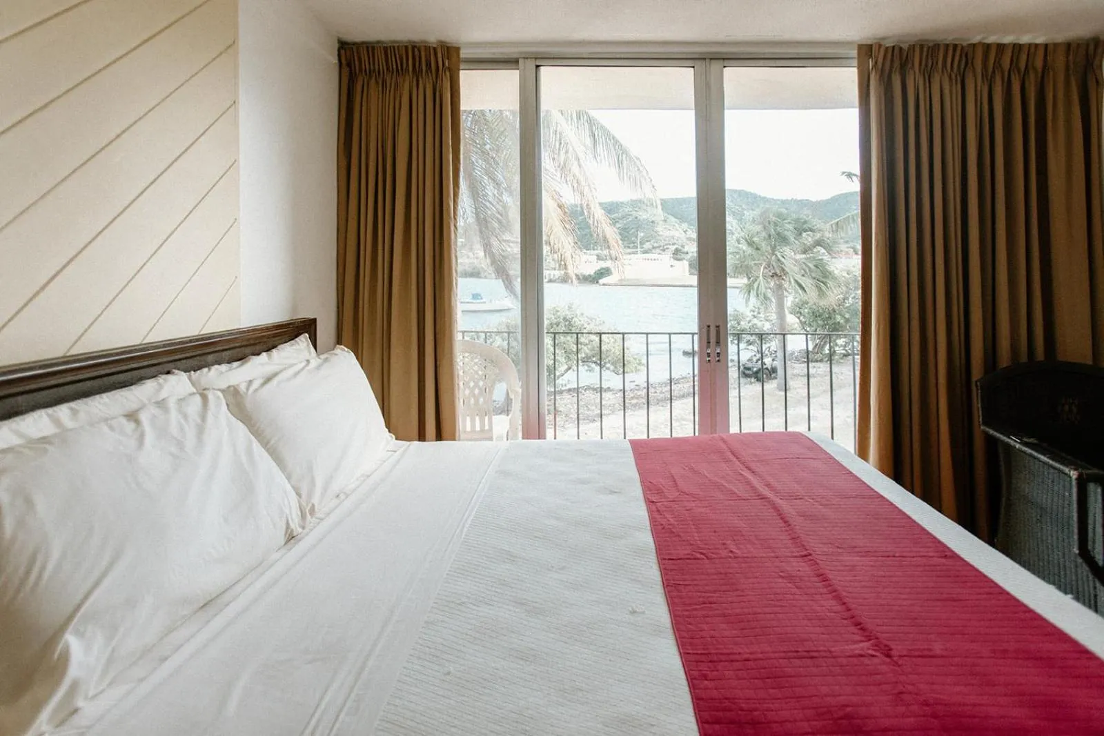 Bedroom, Bed in Hotel on the Cay