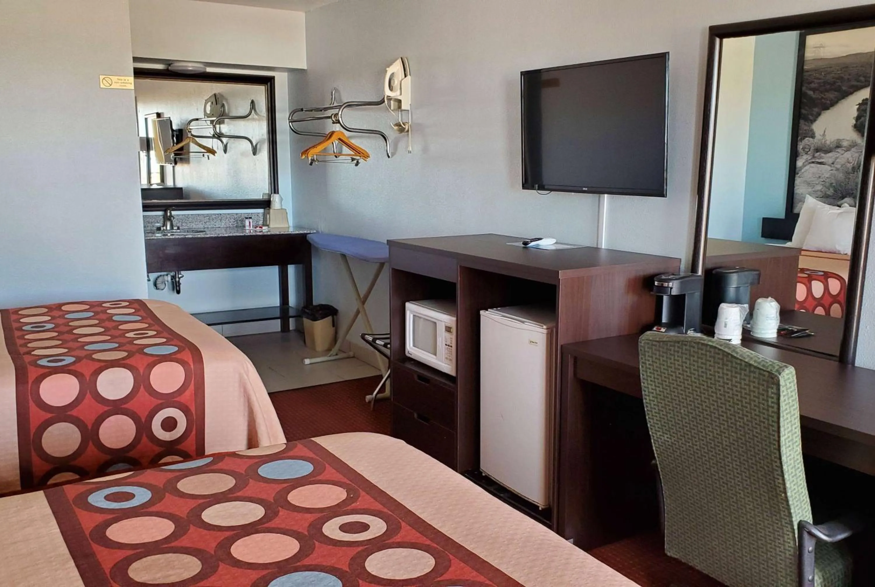 Photo of the whole room, Bed in Super 8 by Wyndham Van Horn