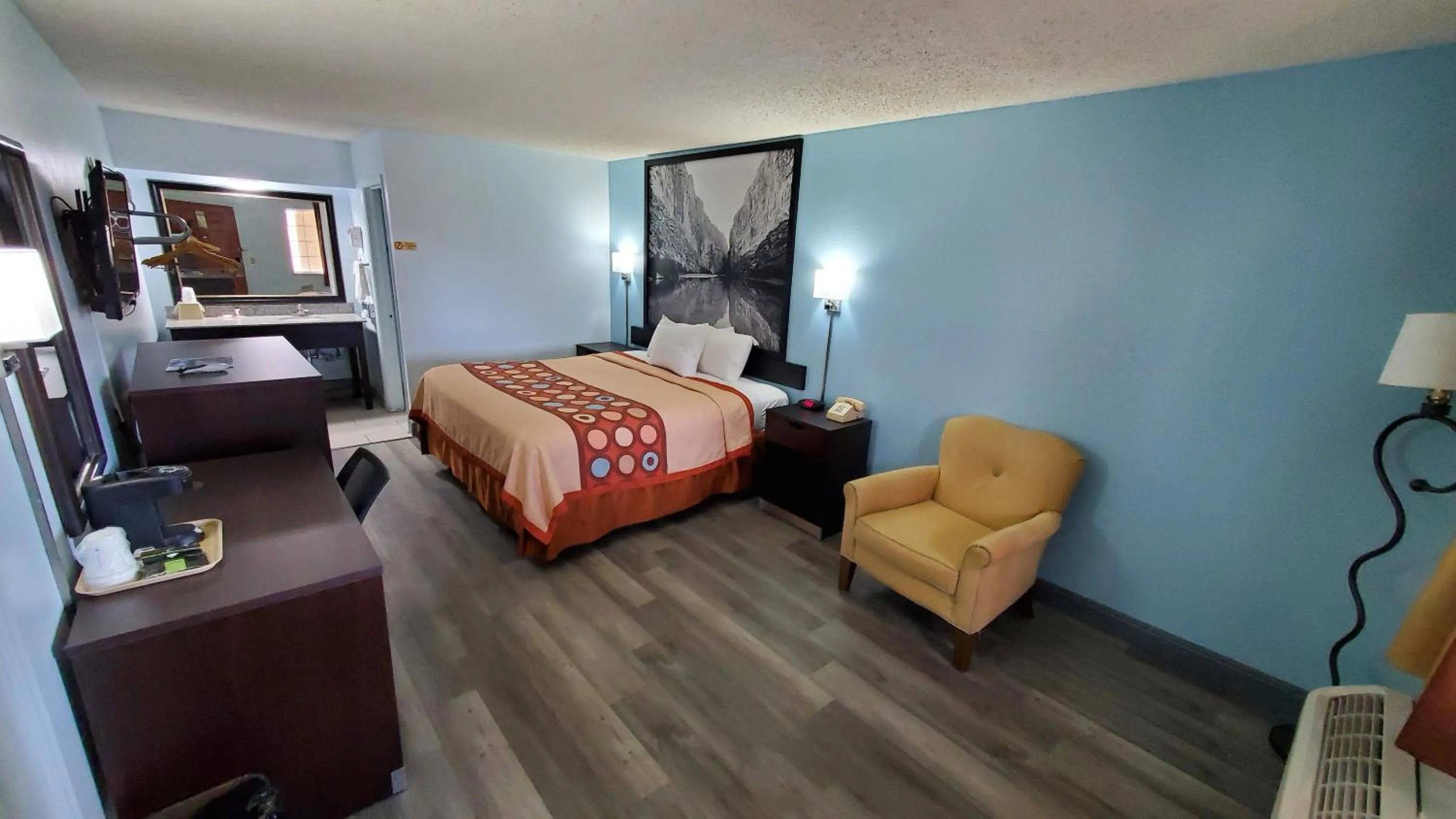 Photo of the whole room, Bed in Super 8 by Wyndham Van Horn