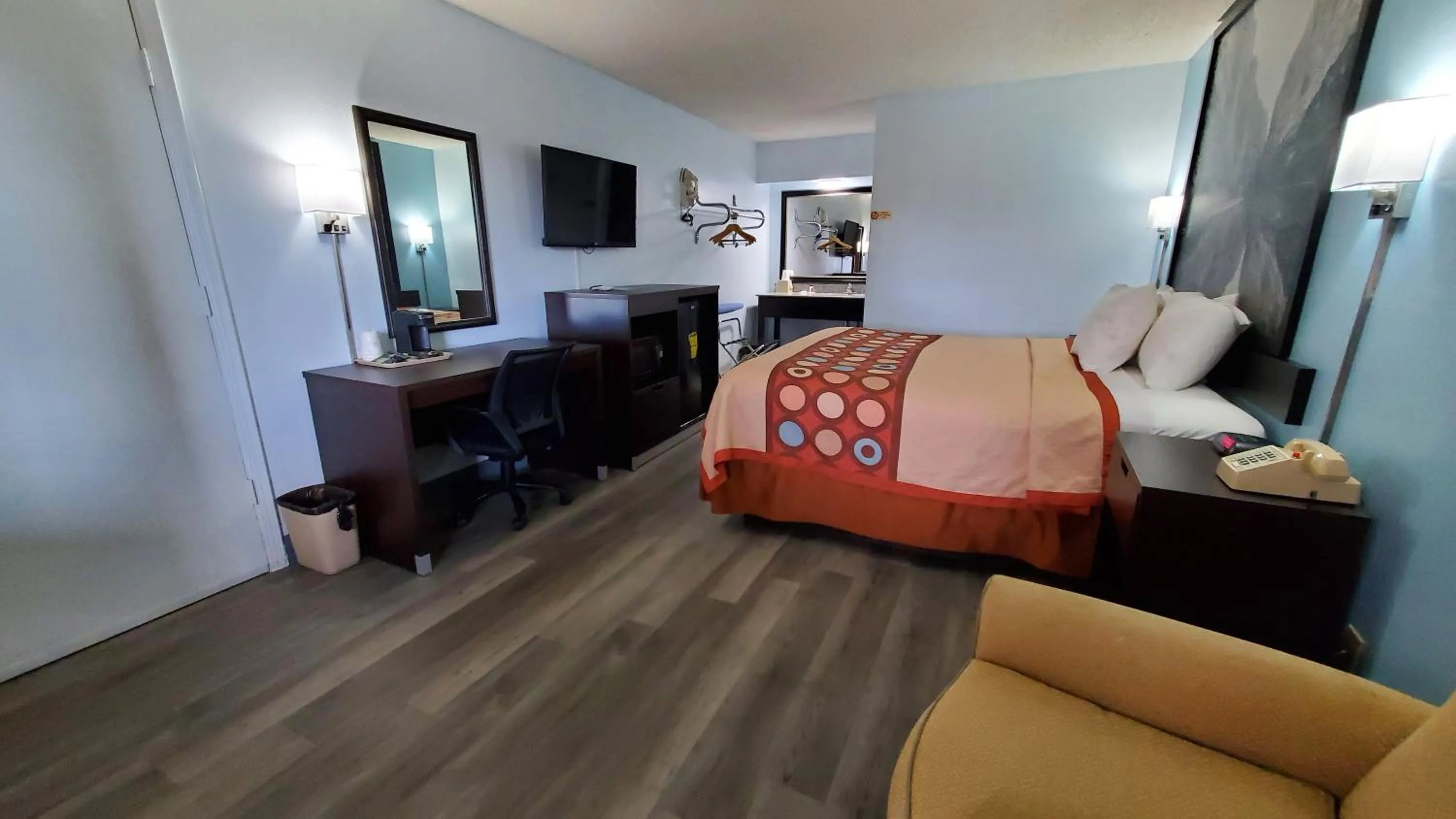 TV and multimedia in Super 8 by Wyndham Van Horn