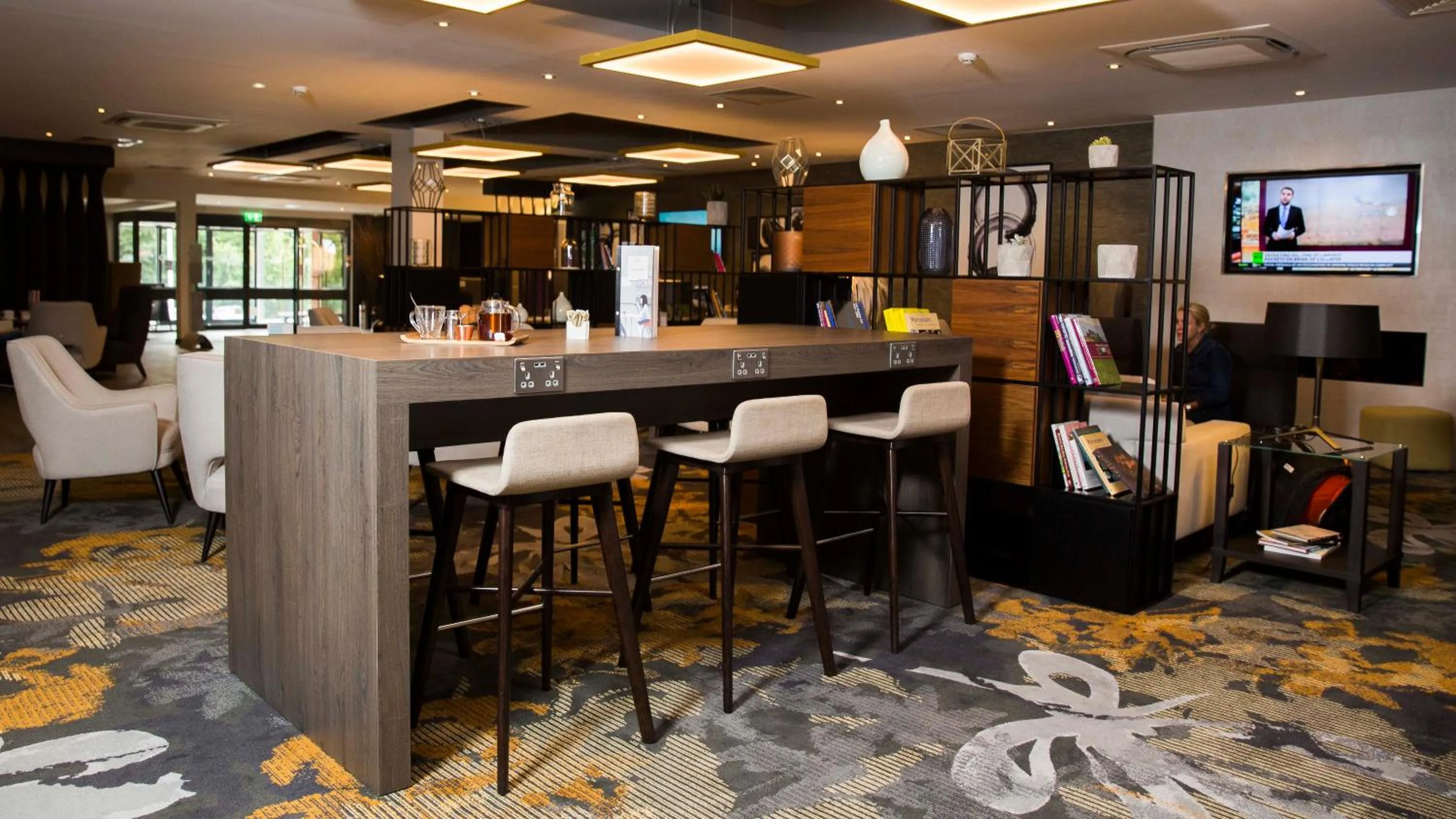 Lounge or bar in Crowne Plaza Basingstoke by IHG
