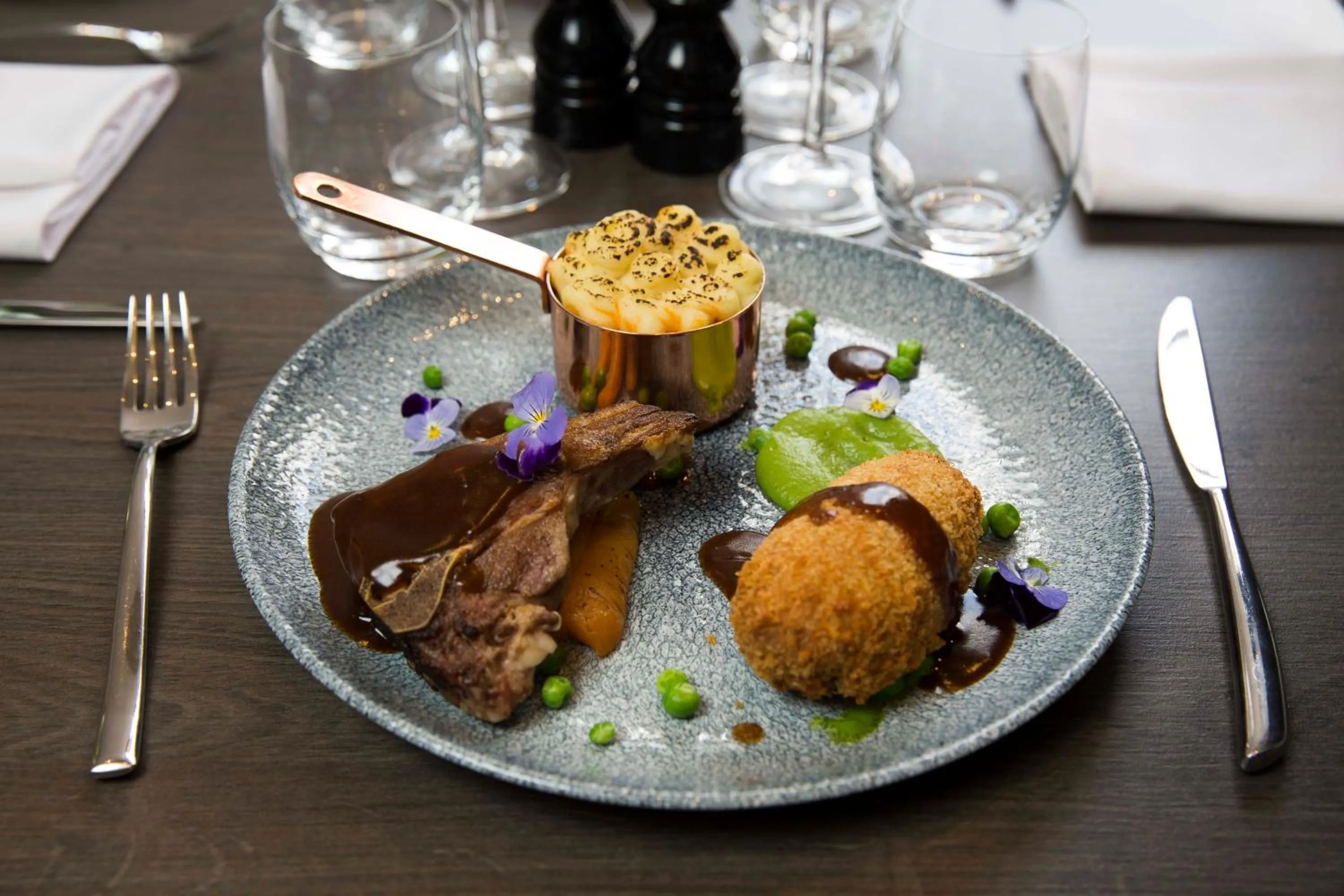 Restaurant/places to eat in Crowne Plaza Basingstoke by IHG