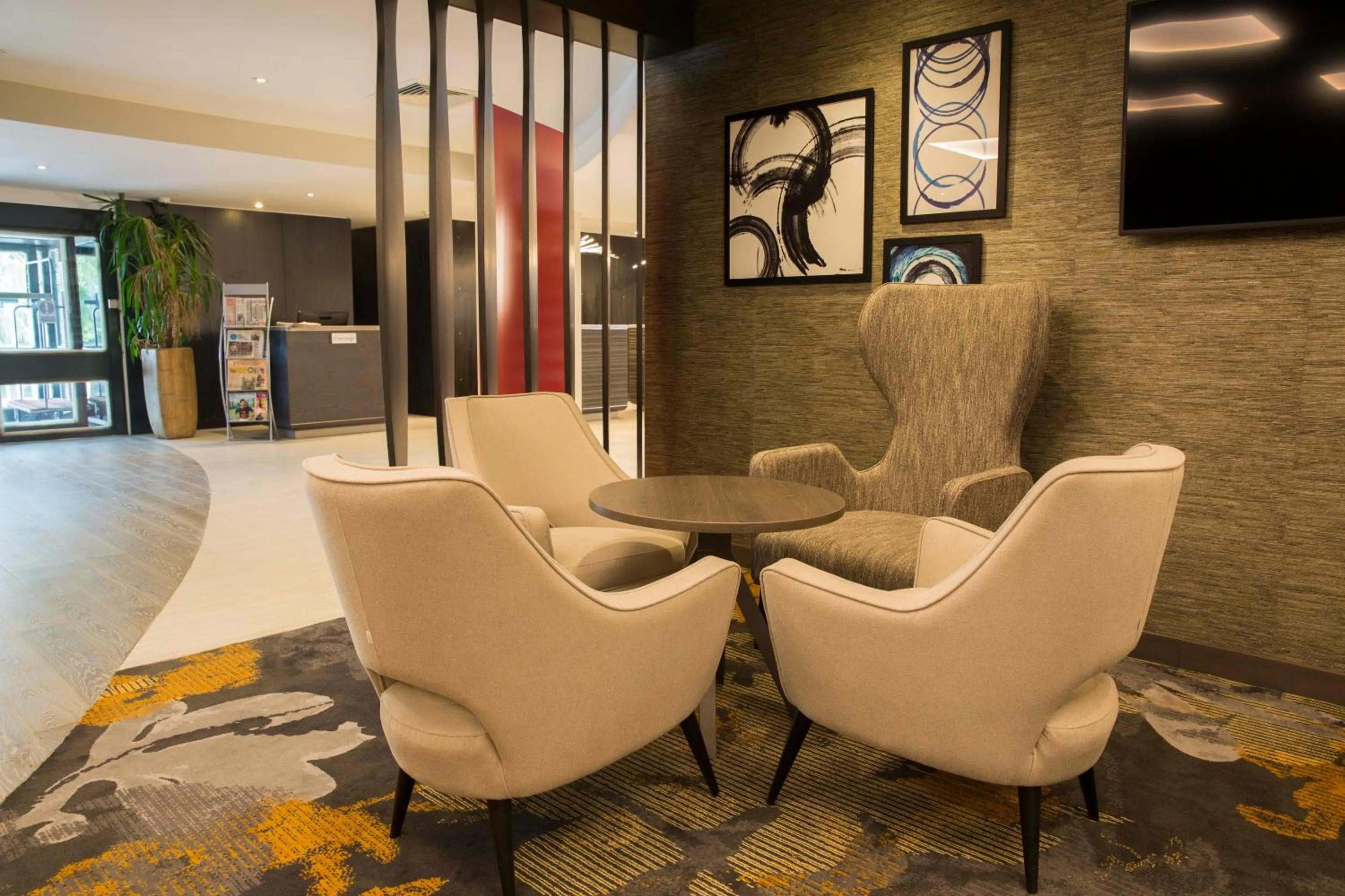Lounge or bar in Crowne Plaza Basingstoke by IHG