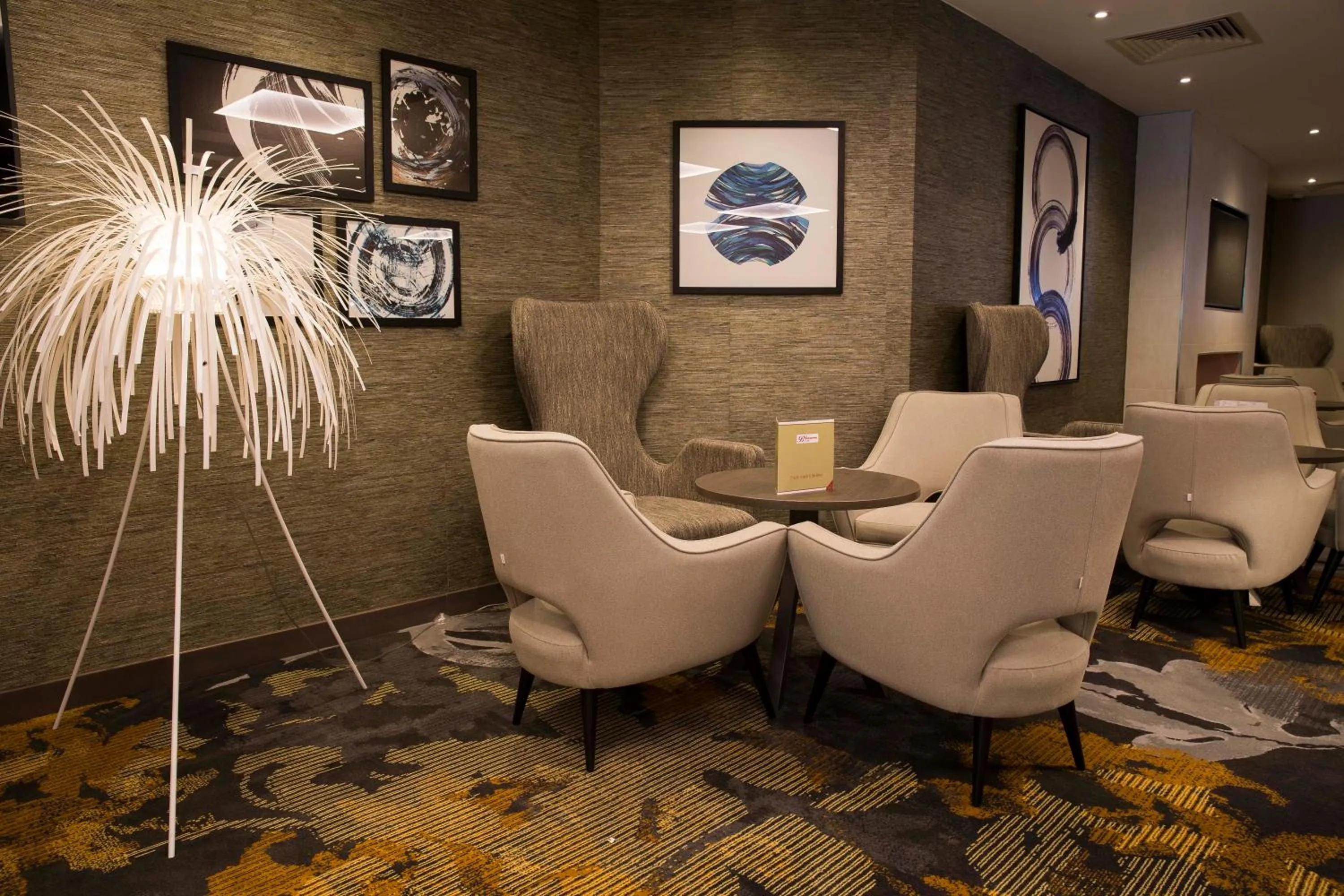 Lounge or bar in Crowne Plaza Basingstoke by IHG