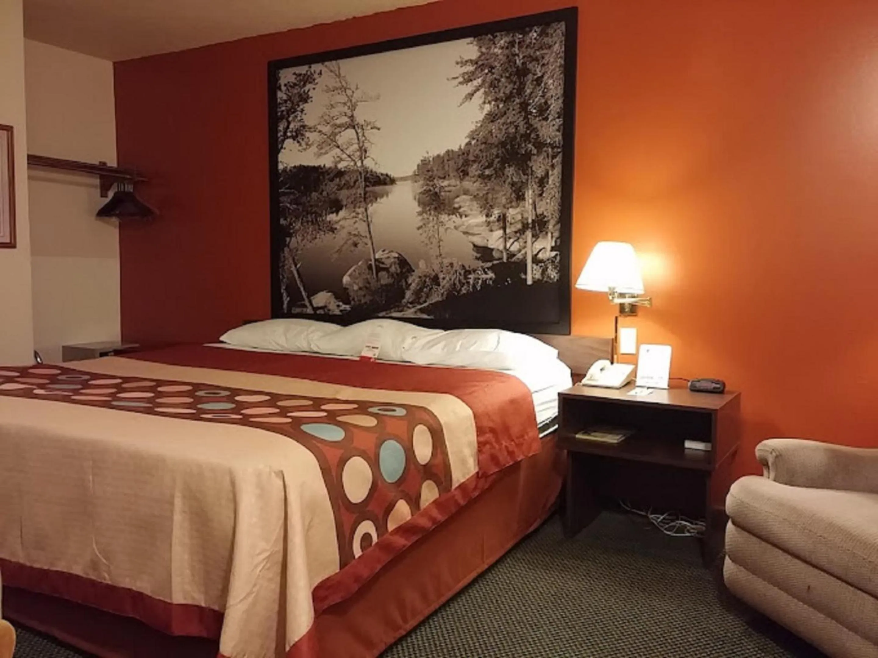 Bed in Hotel Iron Mountain Inn & Suites