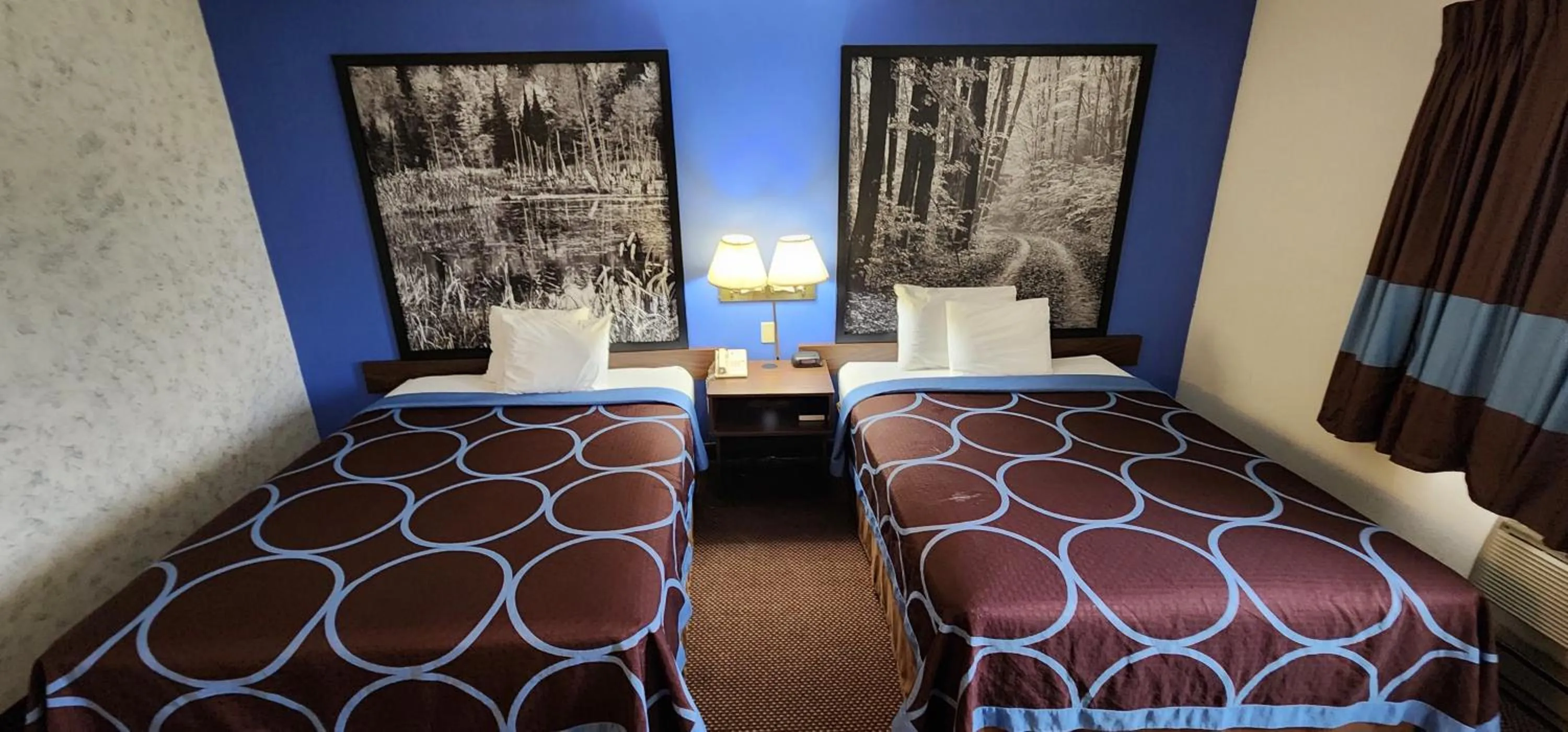 Bed in Hotel Iron Mountain Inn & Suites