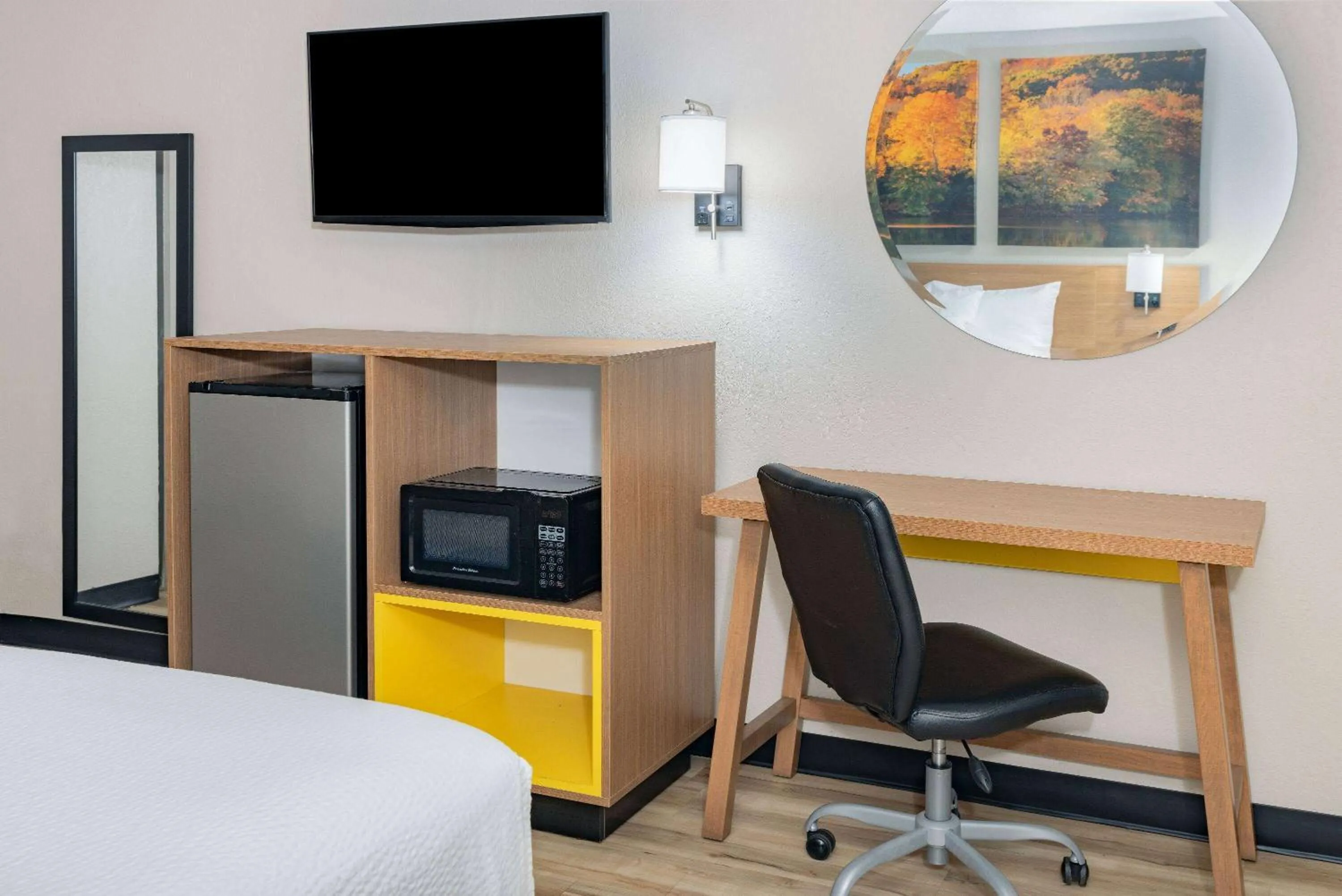 TV and multimedia, Bed in Days Inn by Wyndham Spartanburg Waccamaw