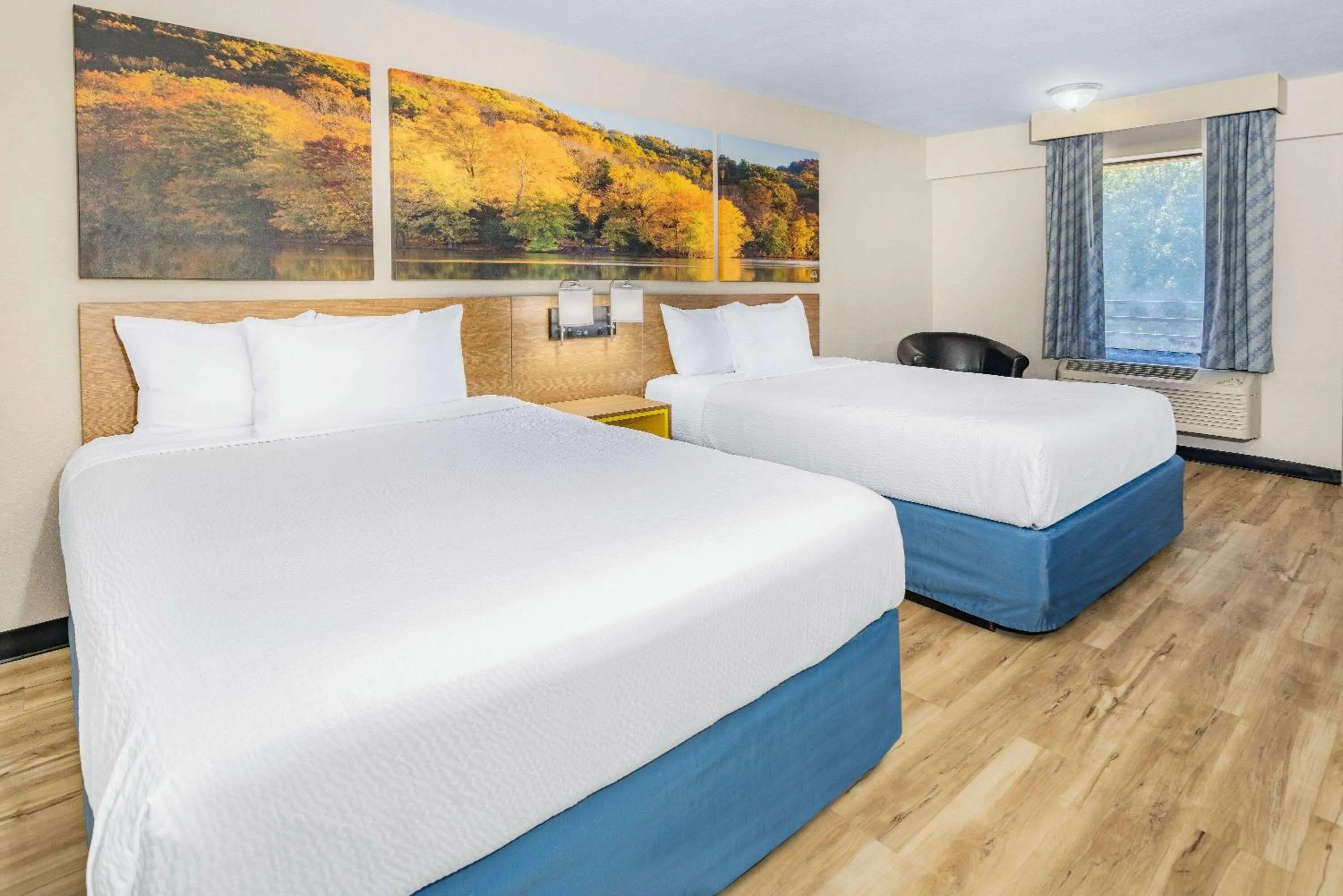 Photo of the whole room, Bed in Days Inn by Wyndham Spartanburg Waccamaw