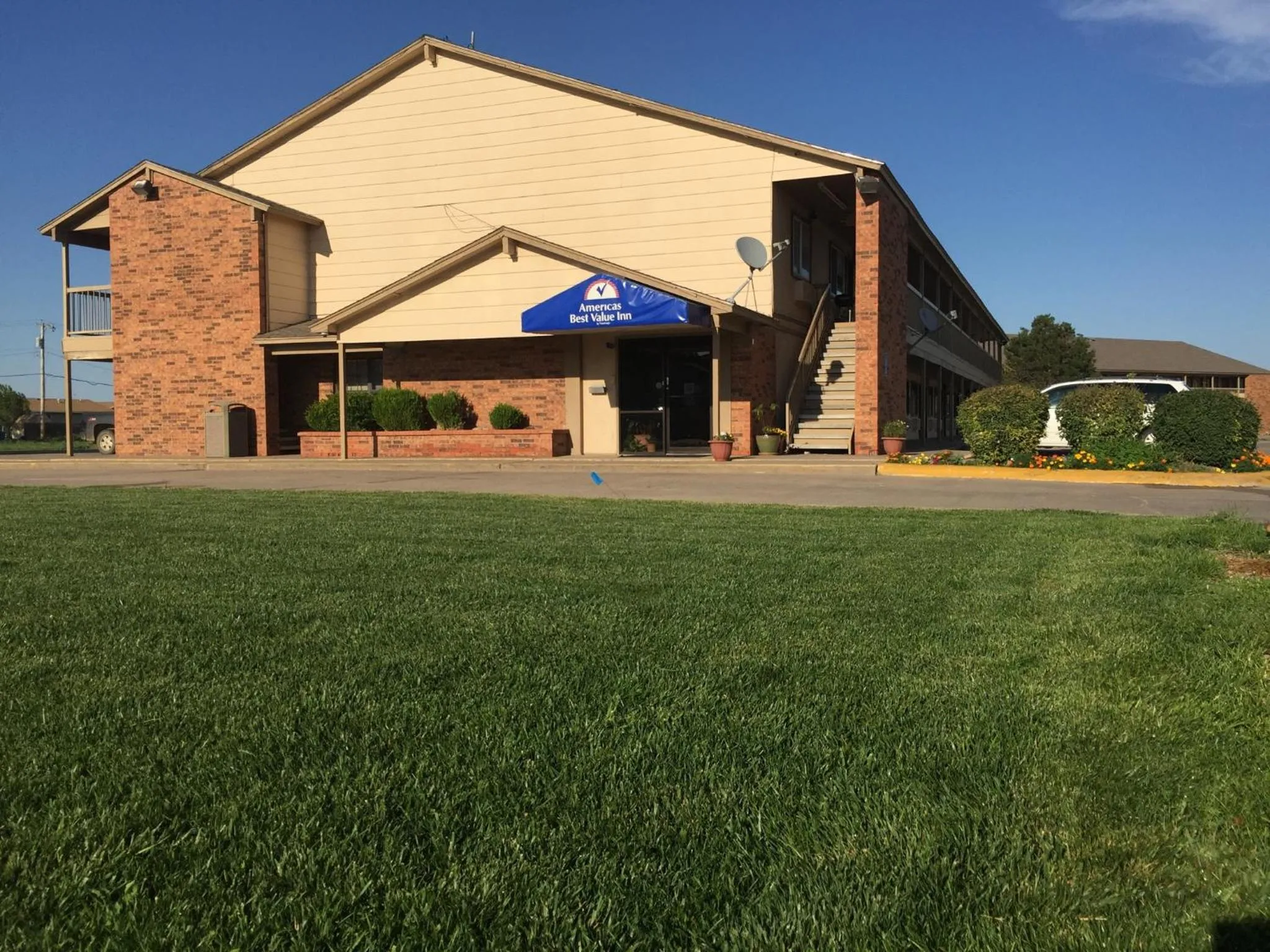 Facade/entrance, Garden in Americas Best Value Inn - Garden City