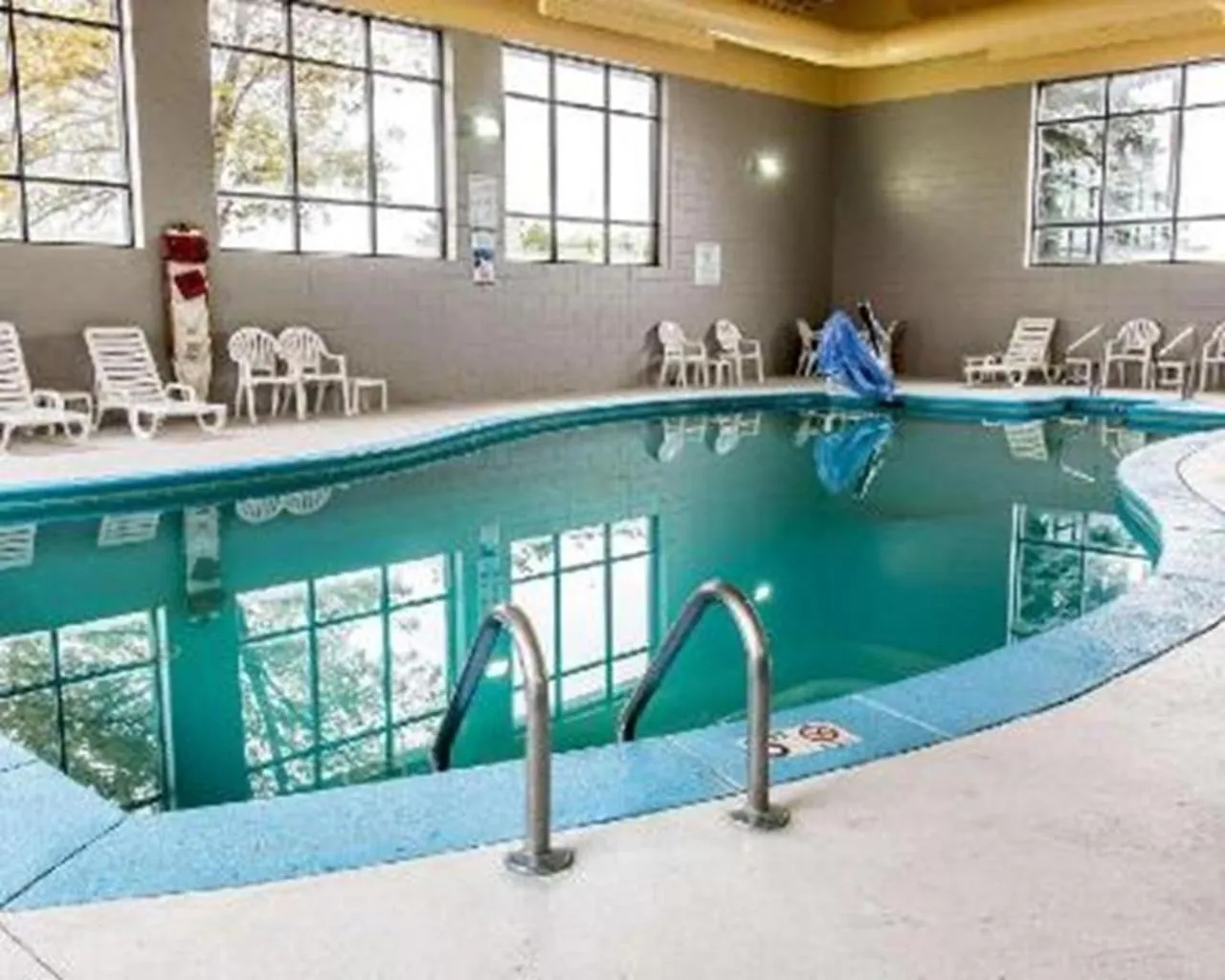 Swimming pool in Clarion Inn I-94 near Expo Center