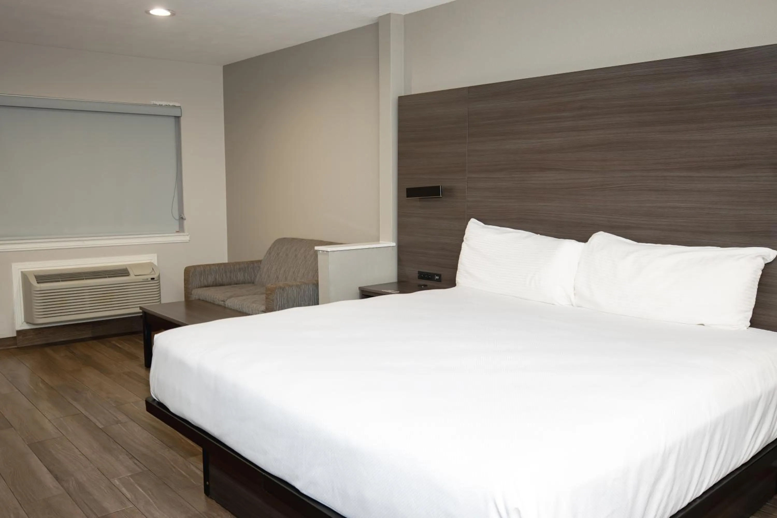 Bedroom, Bed in Americas Best Value Inn Harlingen