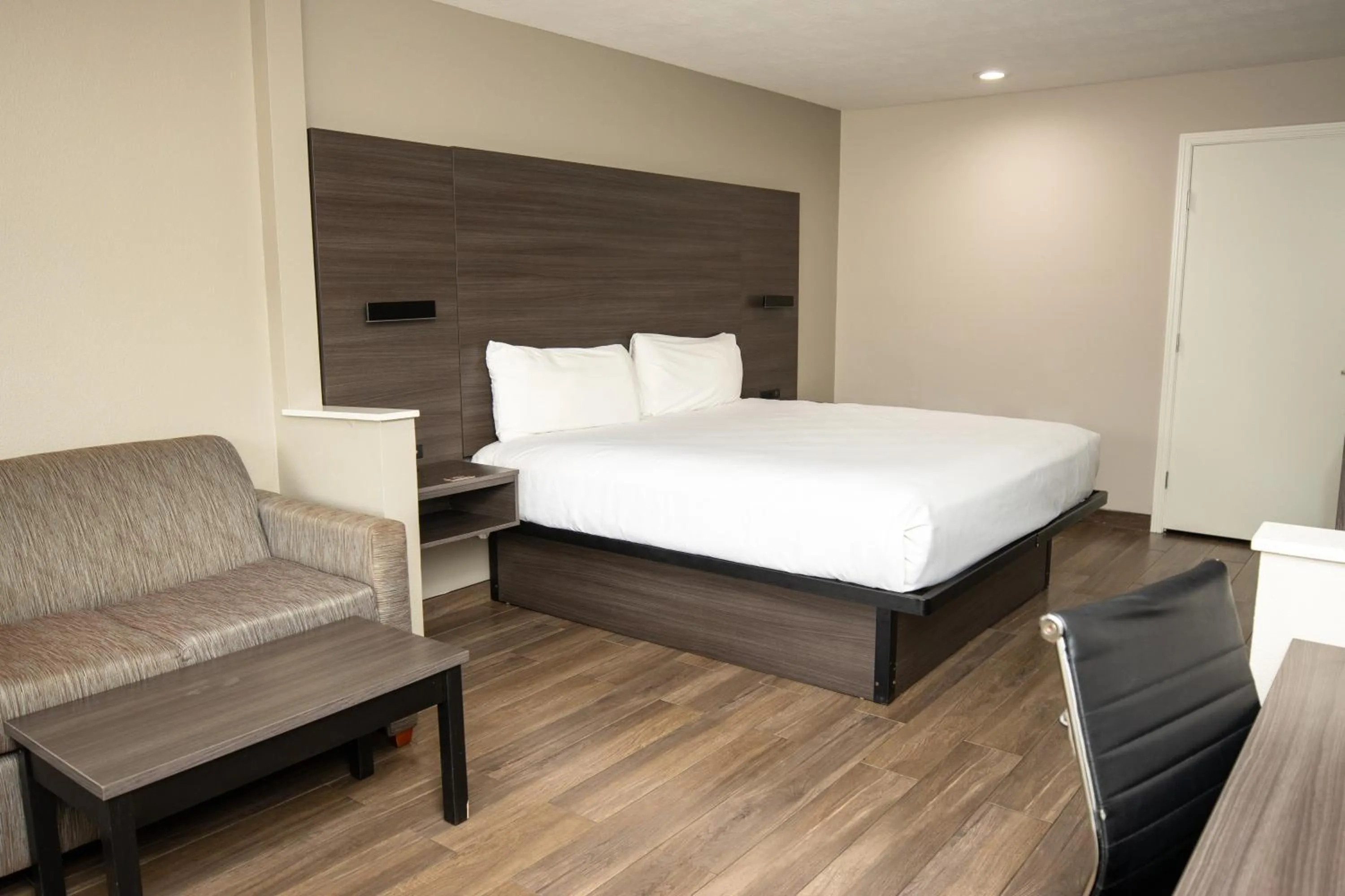 Bedroom, Bed in Americas Best Value Inn Harlingen