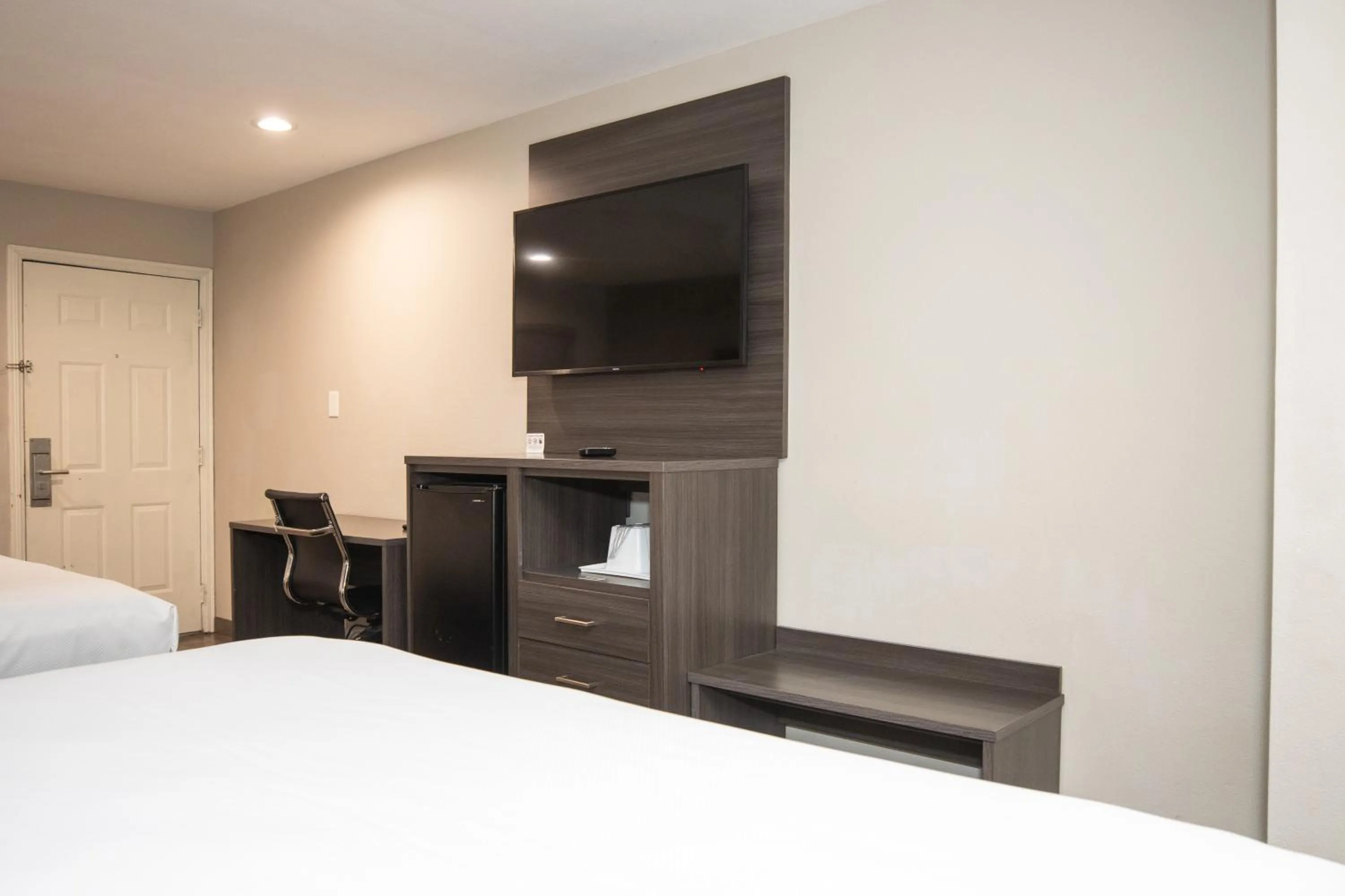 Bedroom, Bed in Americas Best Value Inn Harlingen