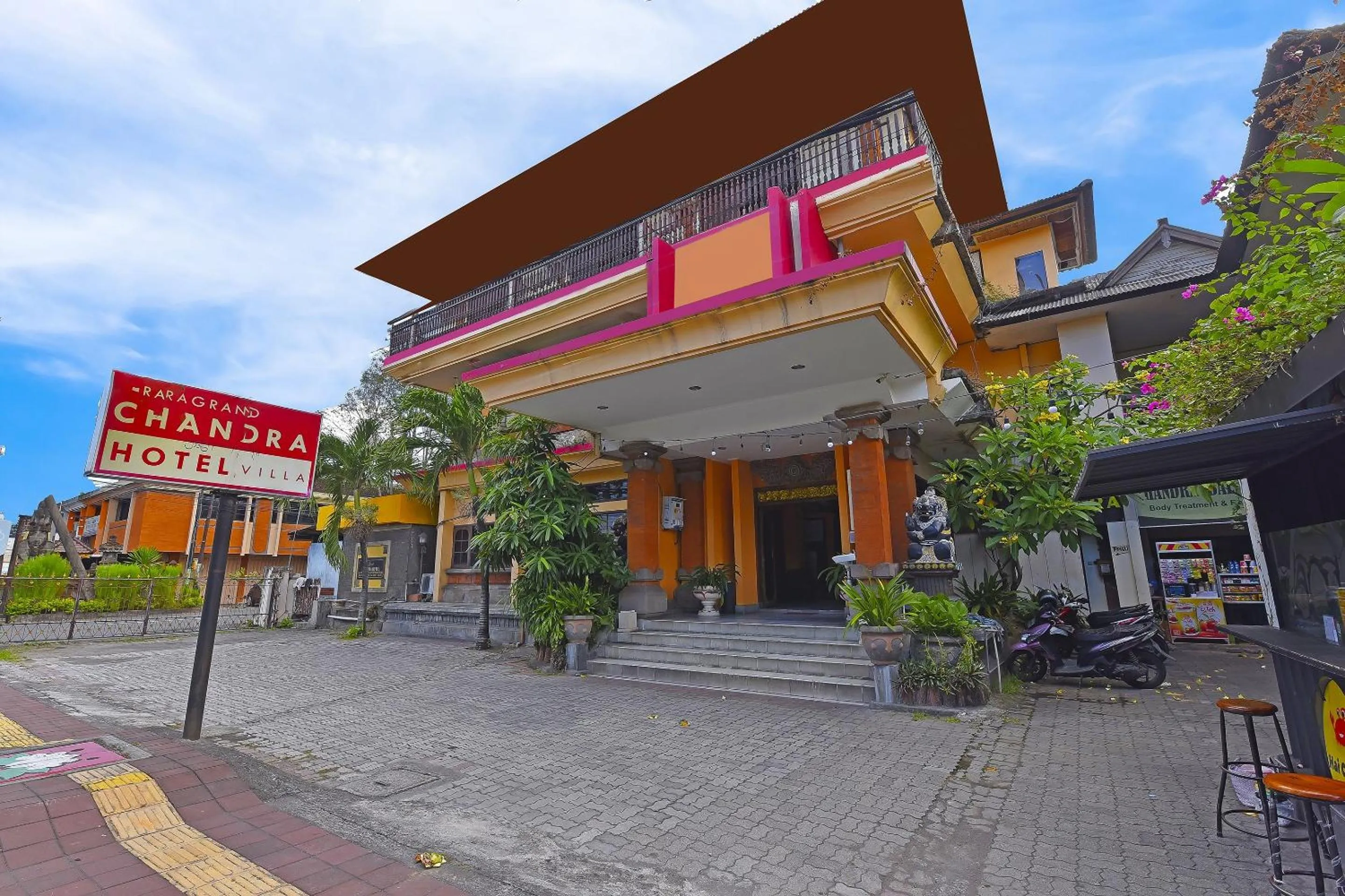 Facade/entrance in OYO 3244 Grand Chandra Hotel