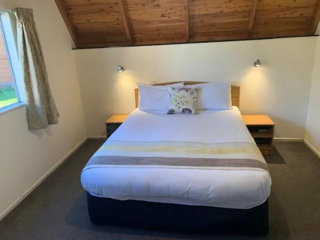 Bed in Mountain Chalets Motel