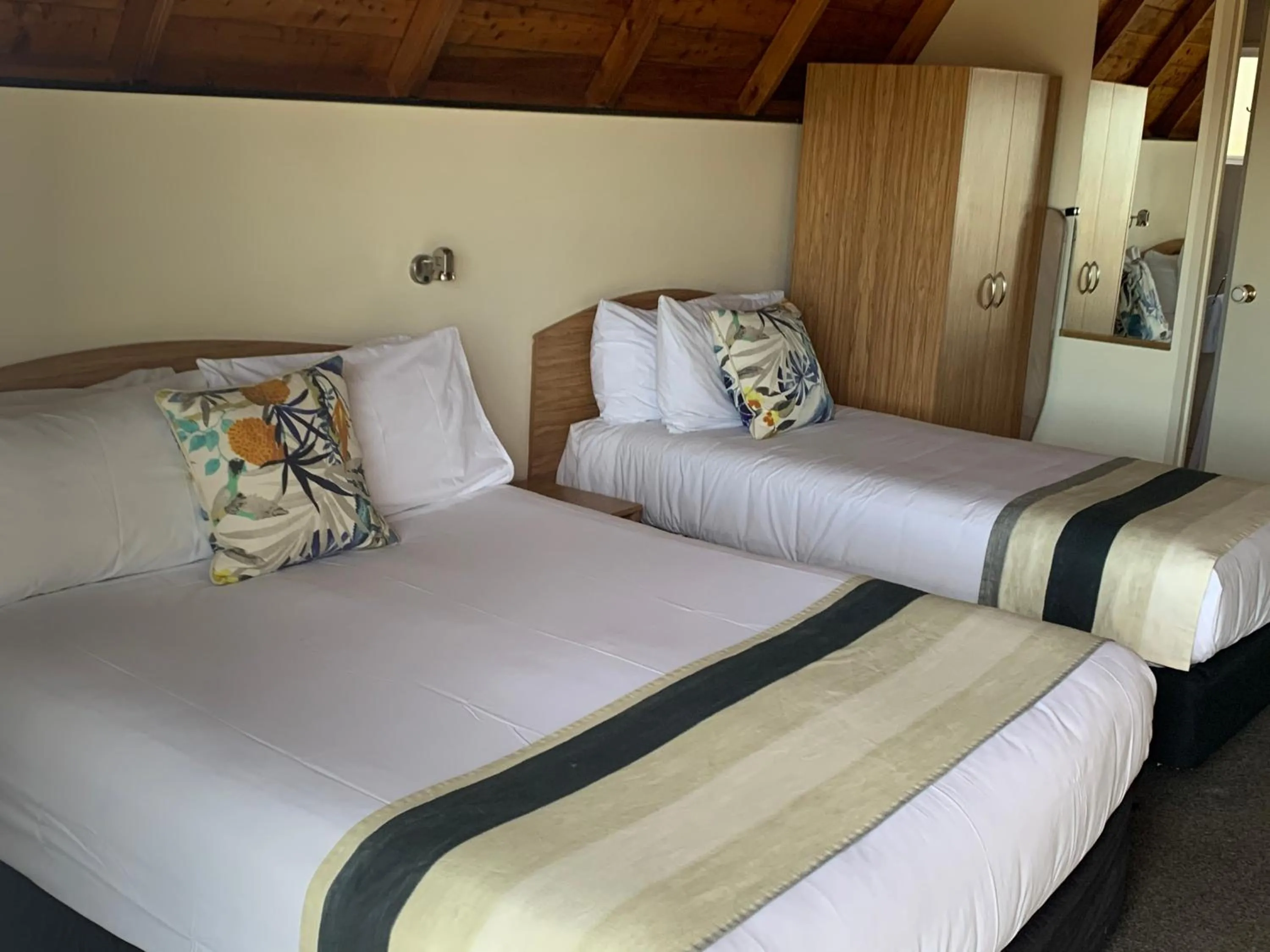 Bed in Mountain Chalets Motel