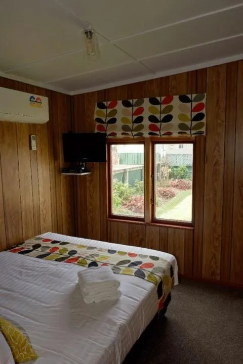 Bed in Mountain Chalets Motel