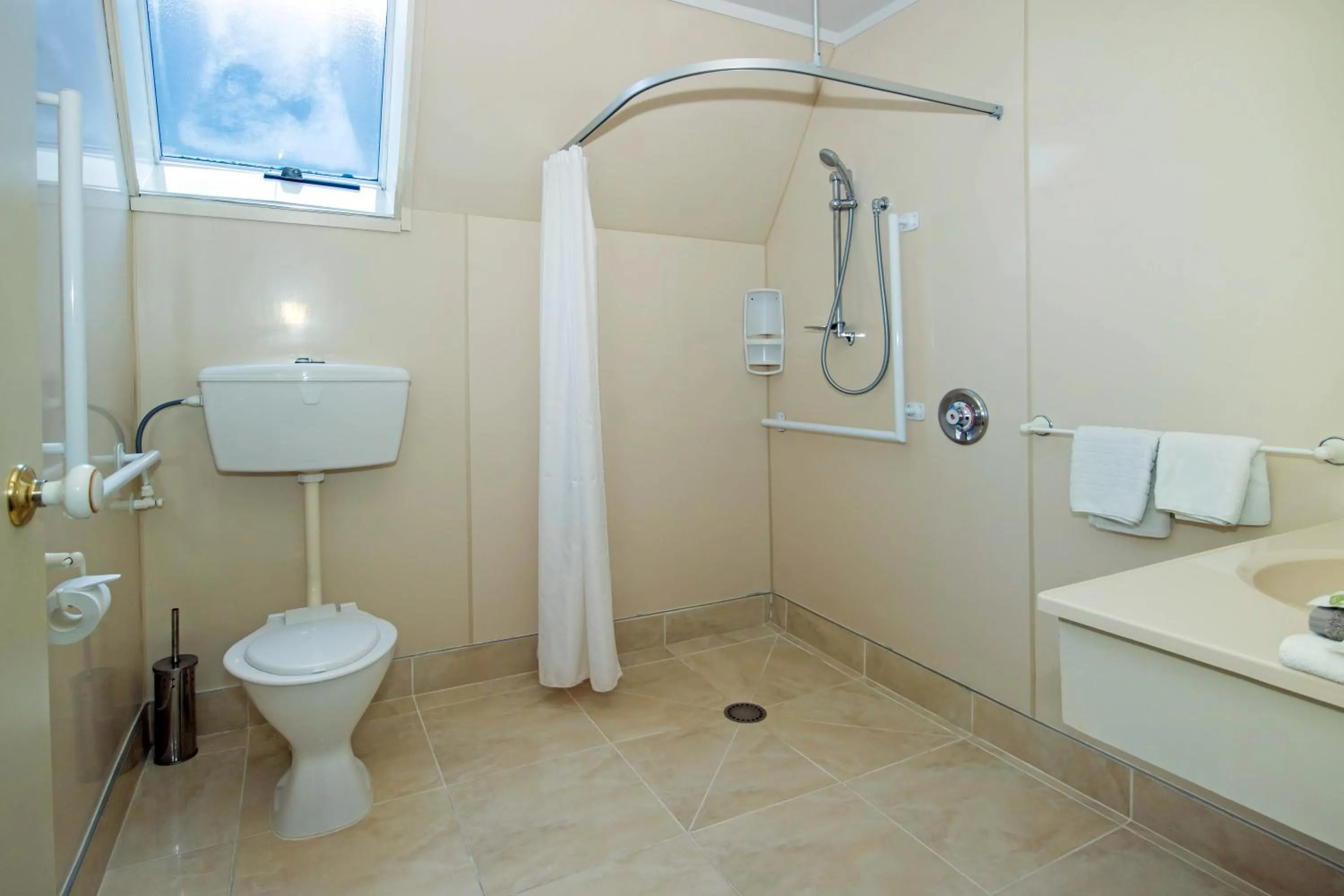 Shower in Mountain Chalets Motel