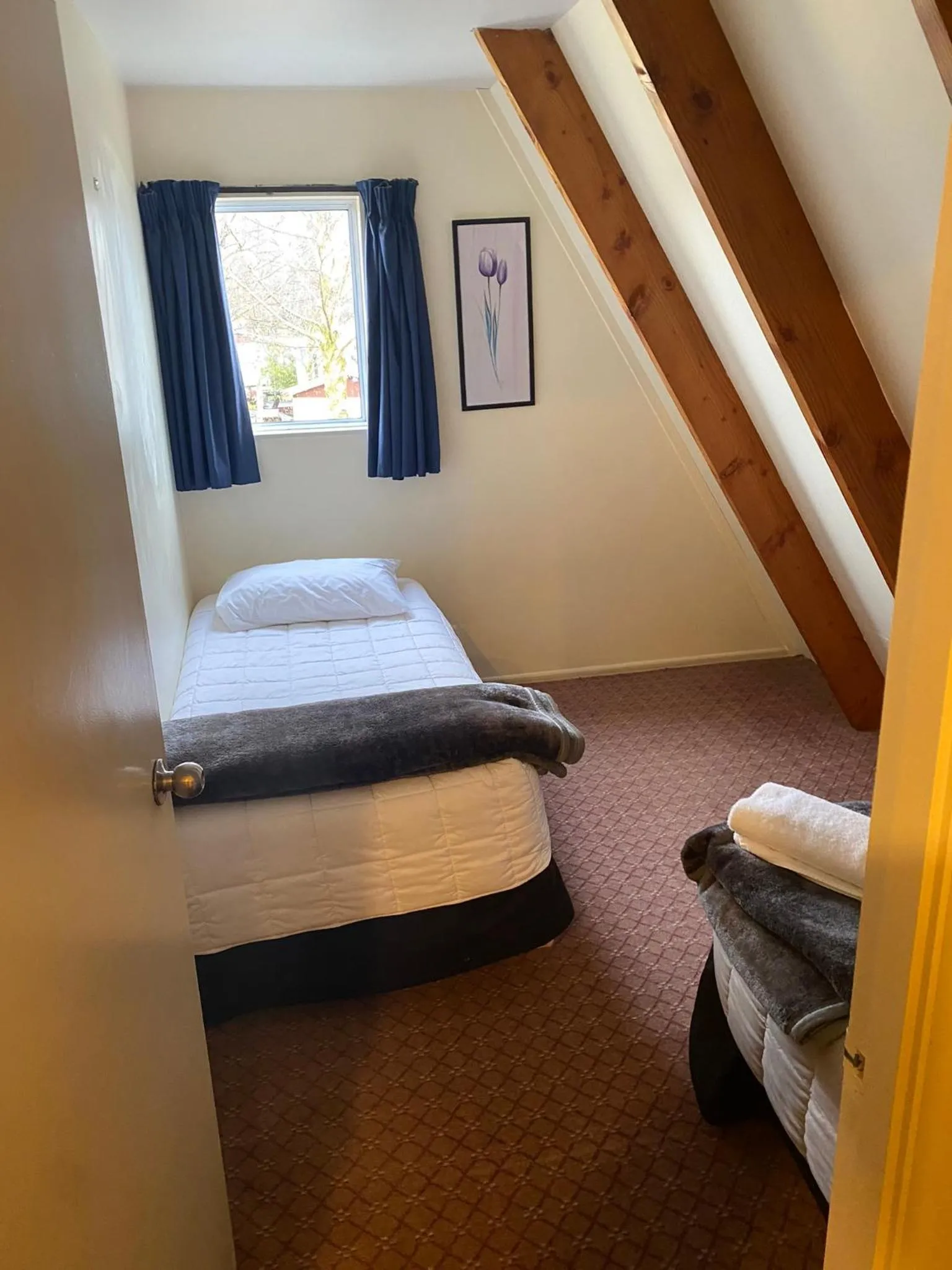 Bed in Mountain Chalets Motel