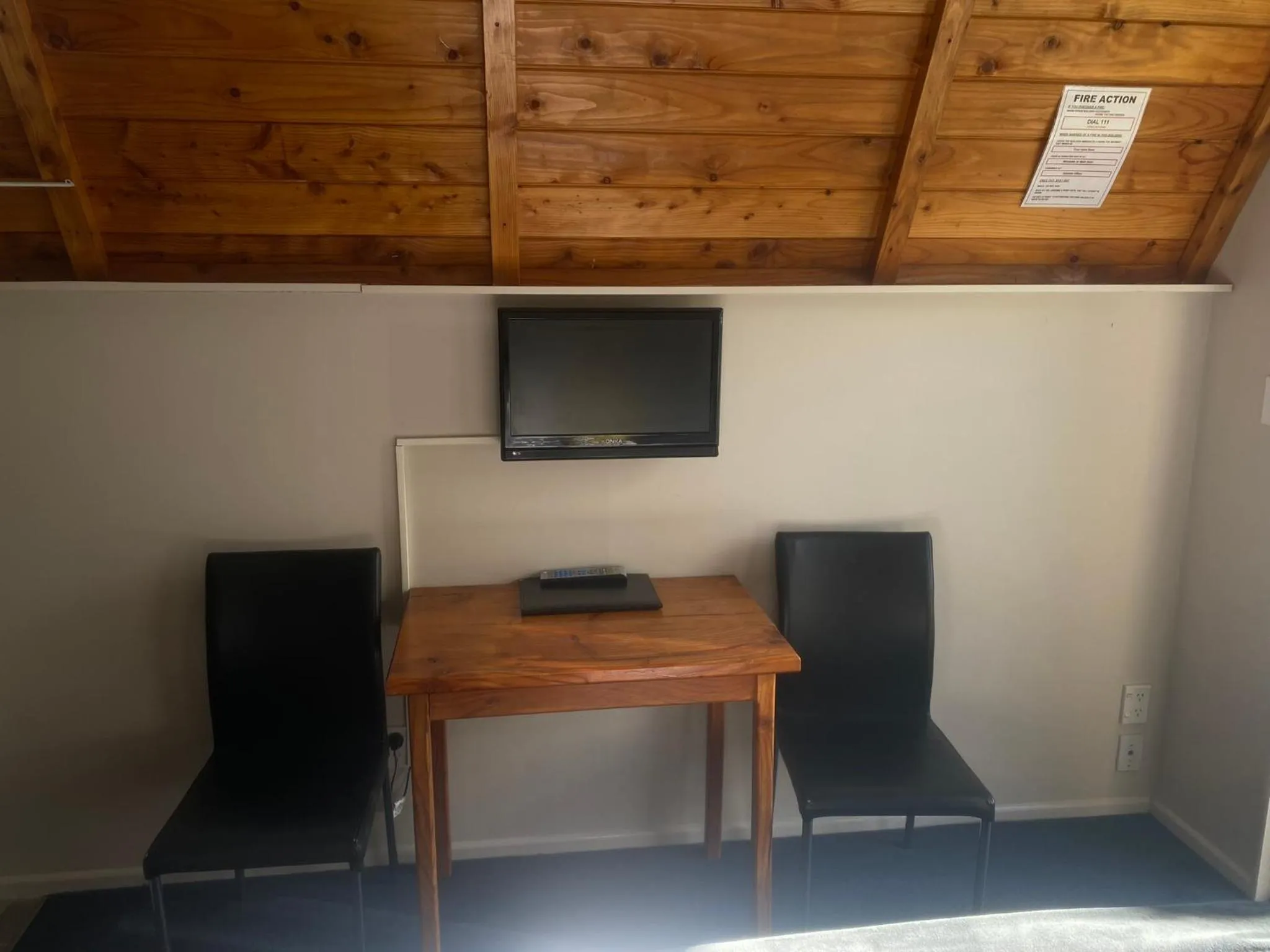 TV and multimedia in Mountain Chalets Motel