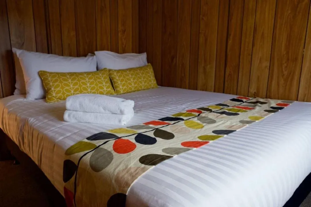 Bed in Mountain Chalets Motel