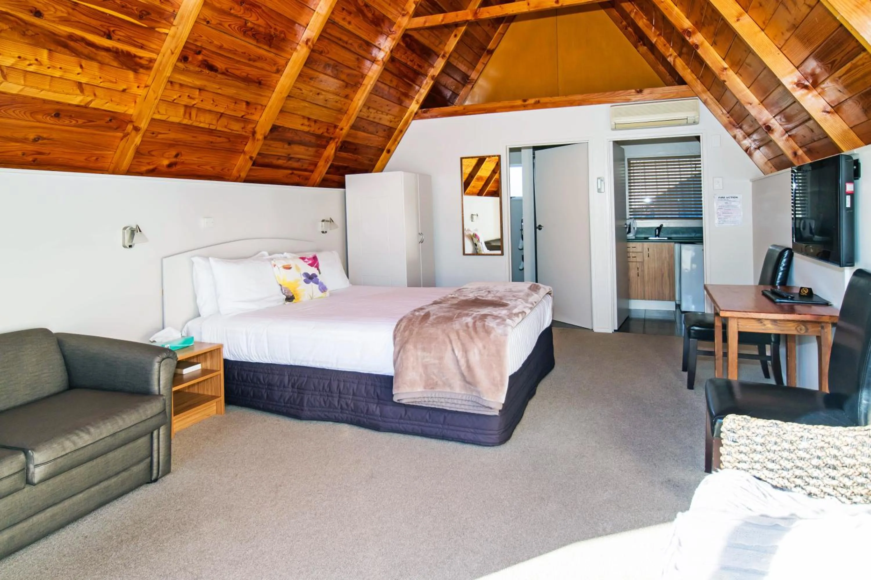 Bedroom, Bed in Mountain Chalets Motel