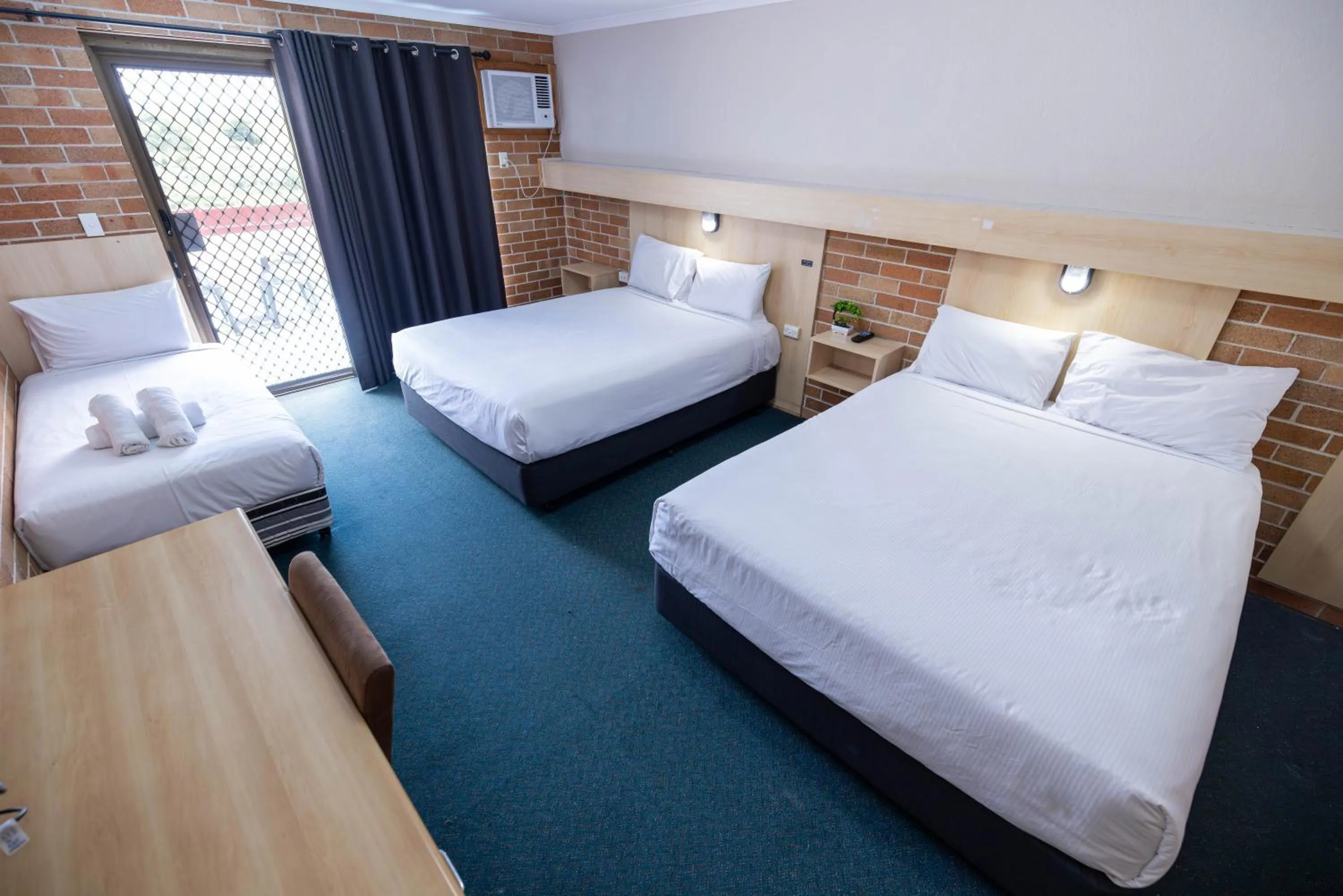 Bed in Windsor River View Inn