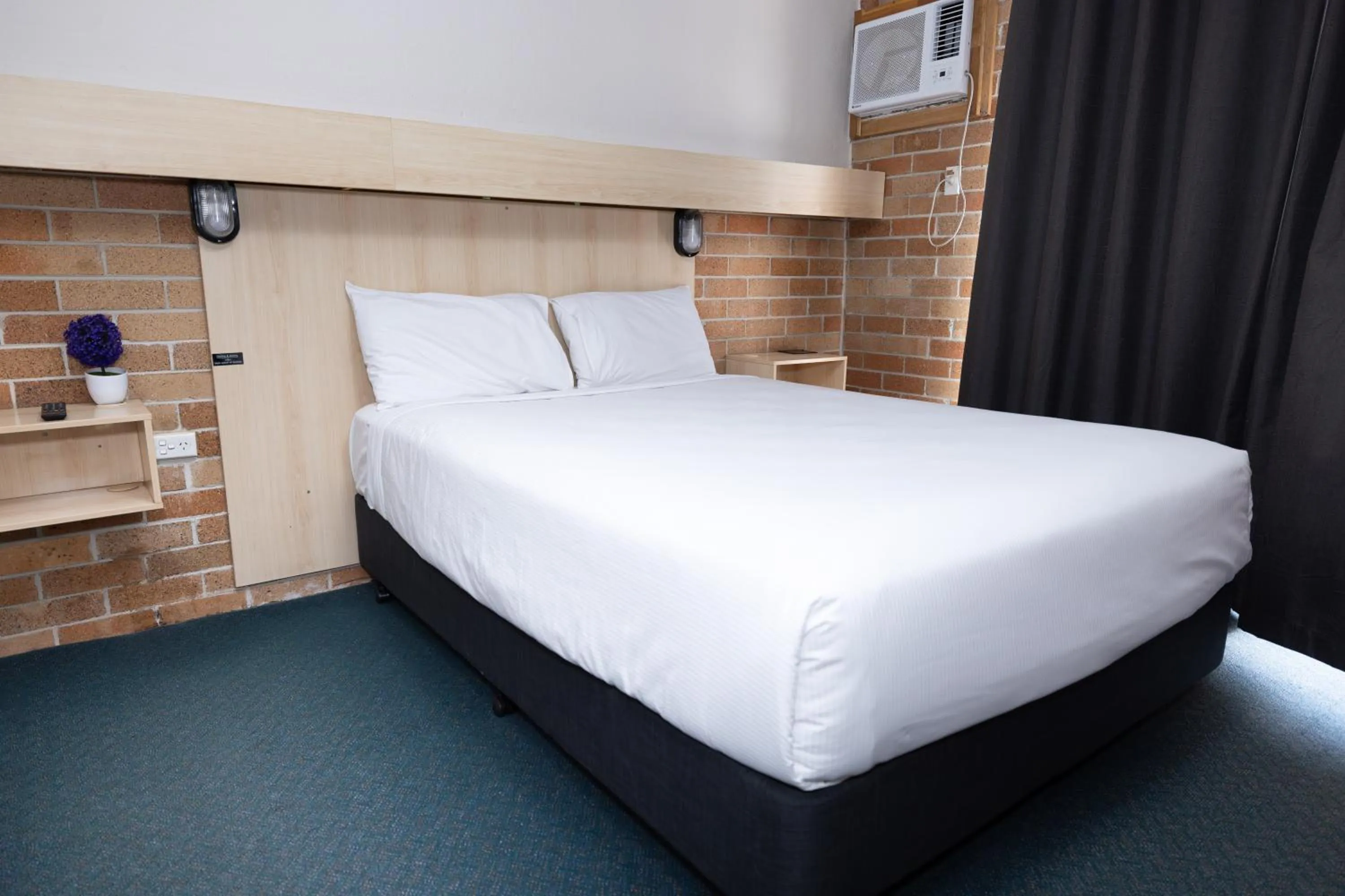 Bed in Windsor River View Inn