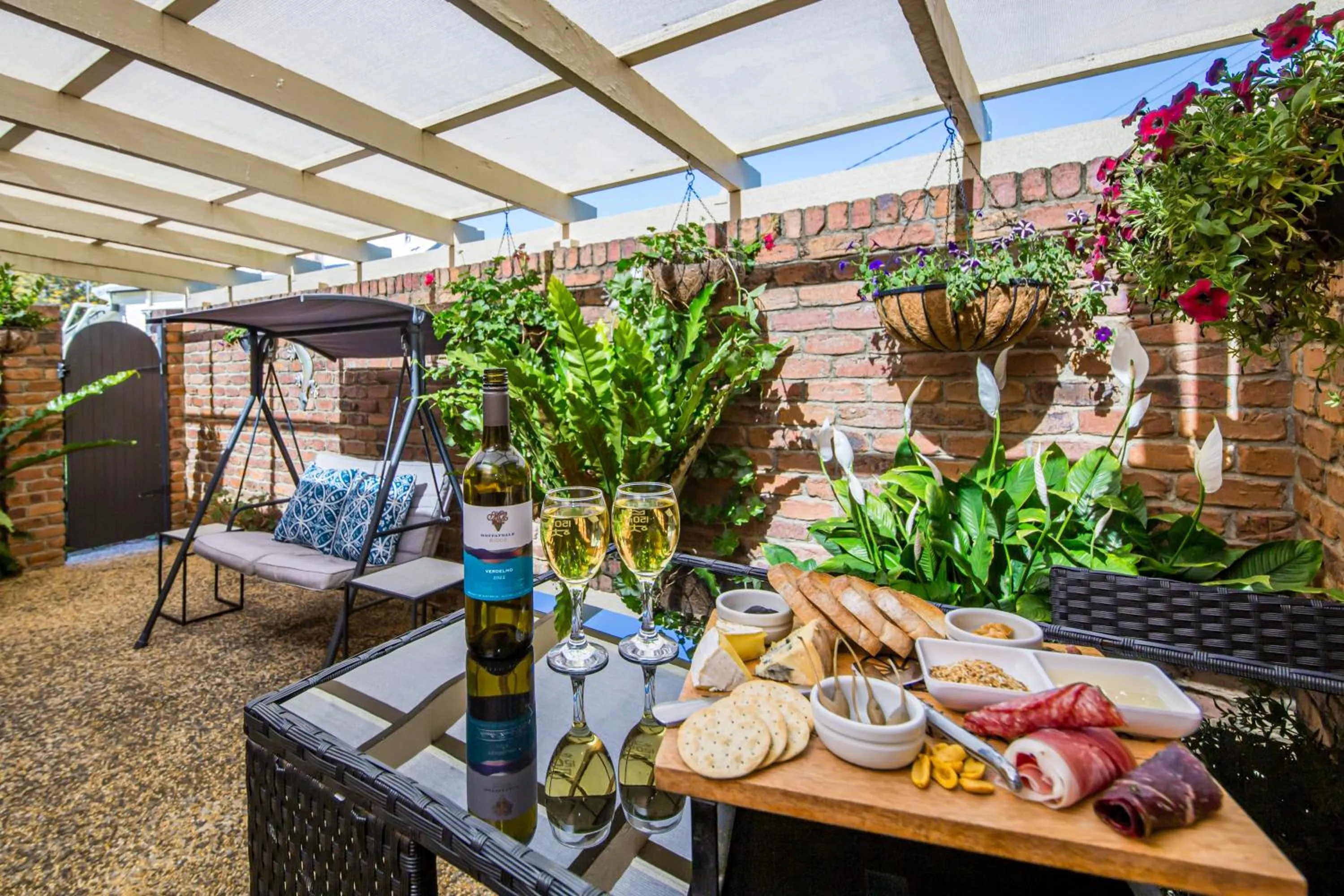 Garden view in Wondai Colonial Motel & Ivory's Restaurant