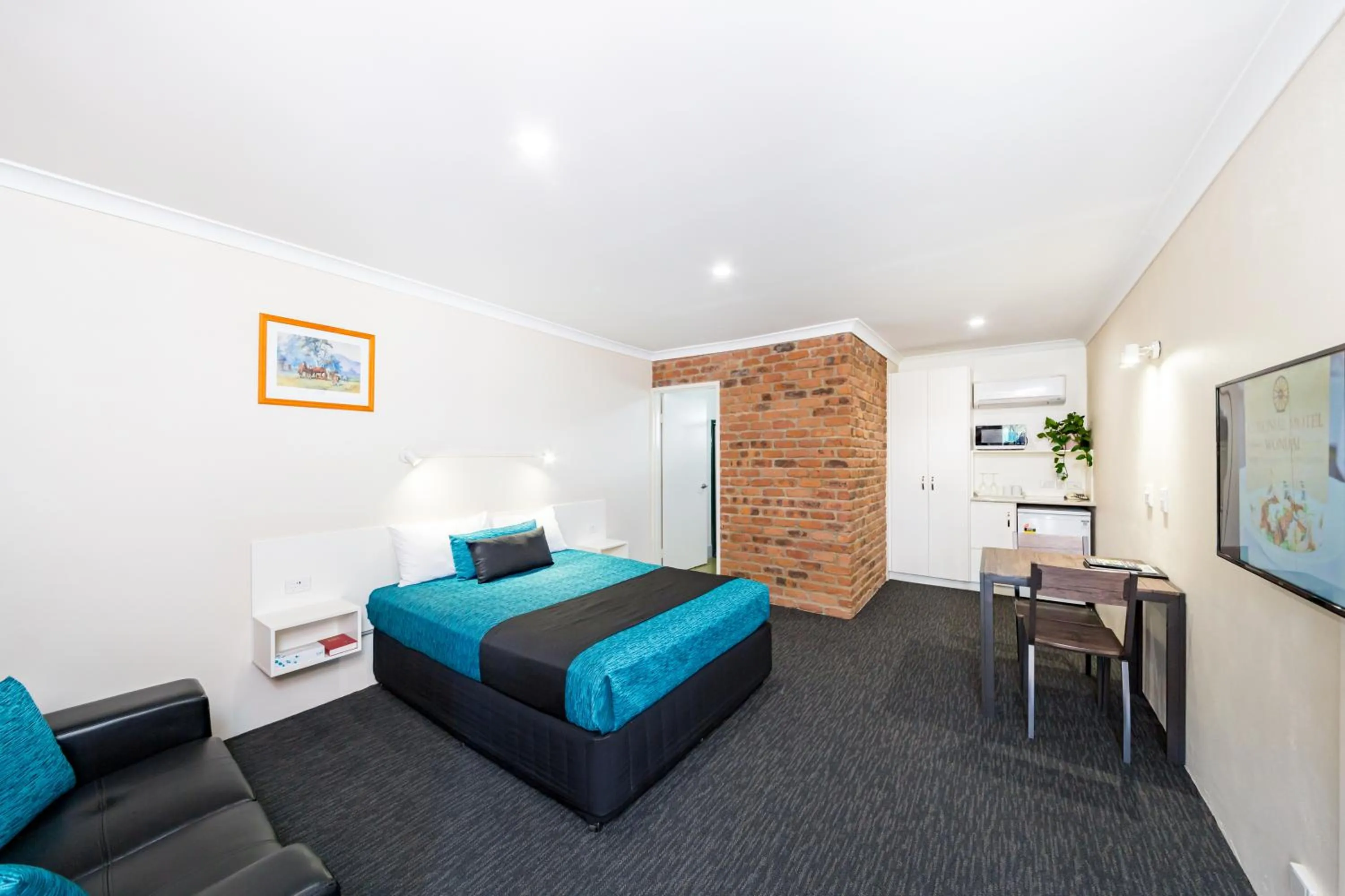 Photo of the whole room, Bed in Wondai Colonial Motel & Ivory's Restaurant