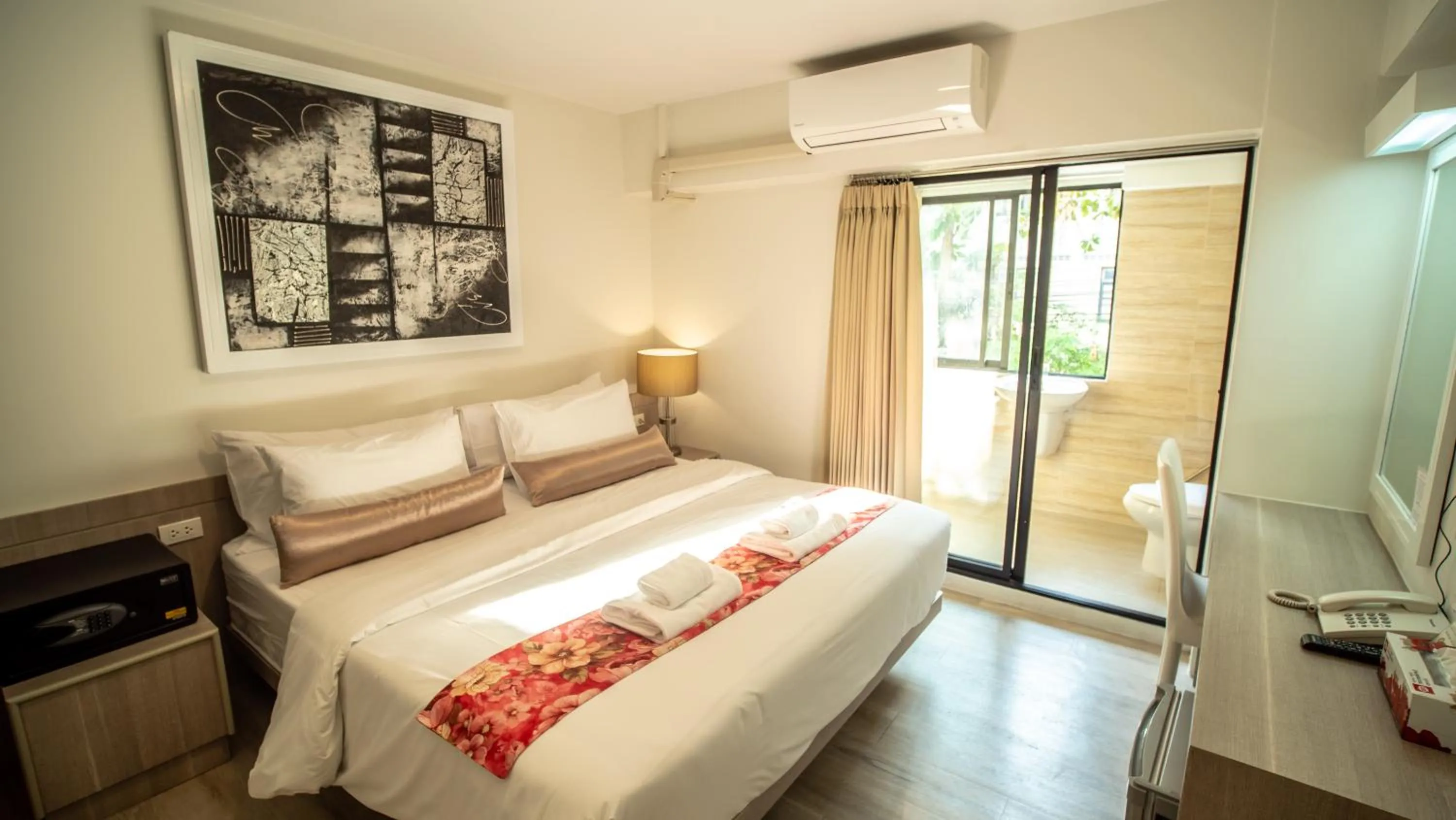 Photo of the whole room, Bed in Sawasdee House