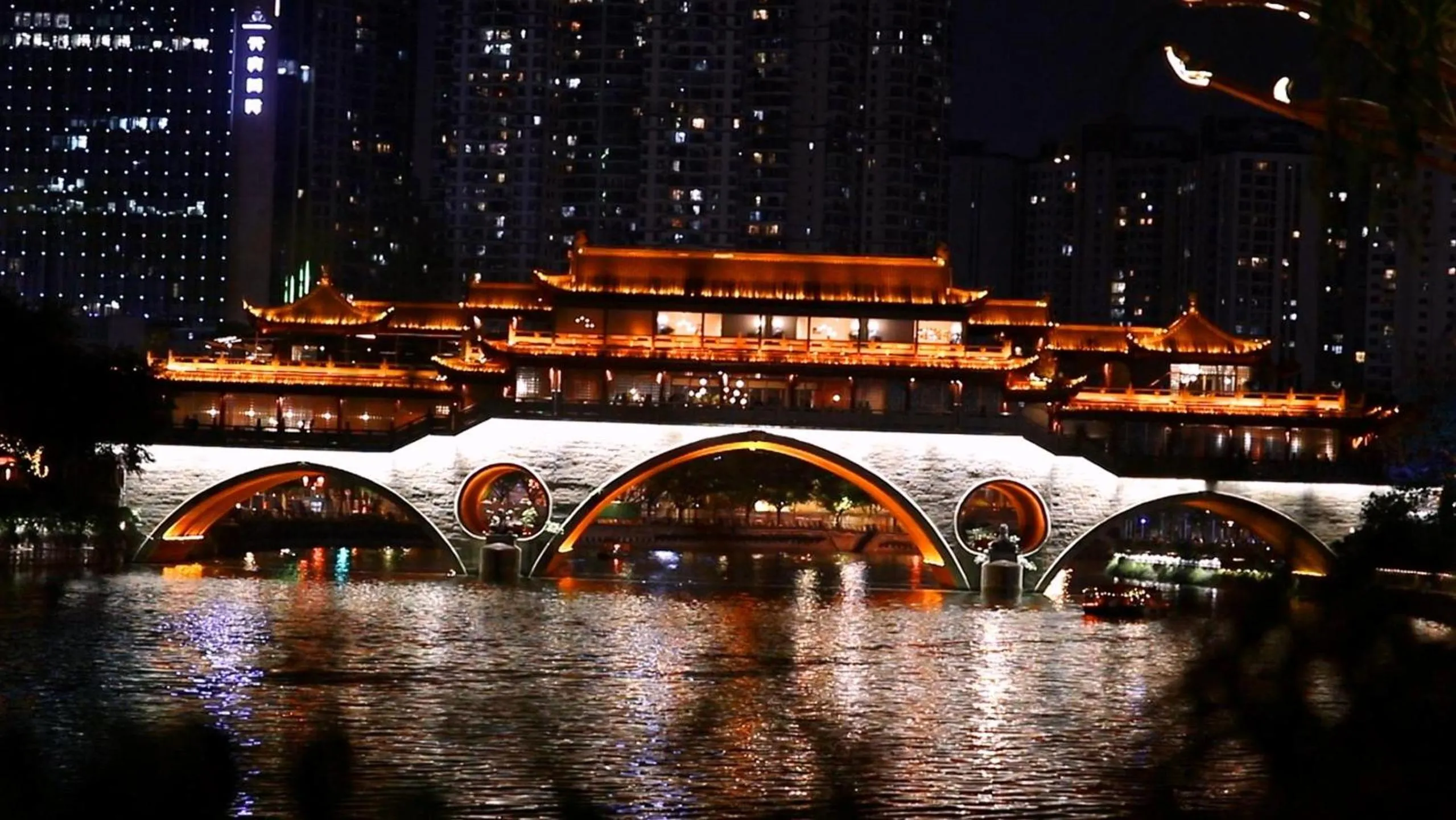 Evening entertainment in Rhombus Park Aura Chengdu Hotel