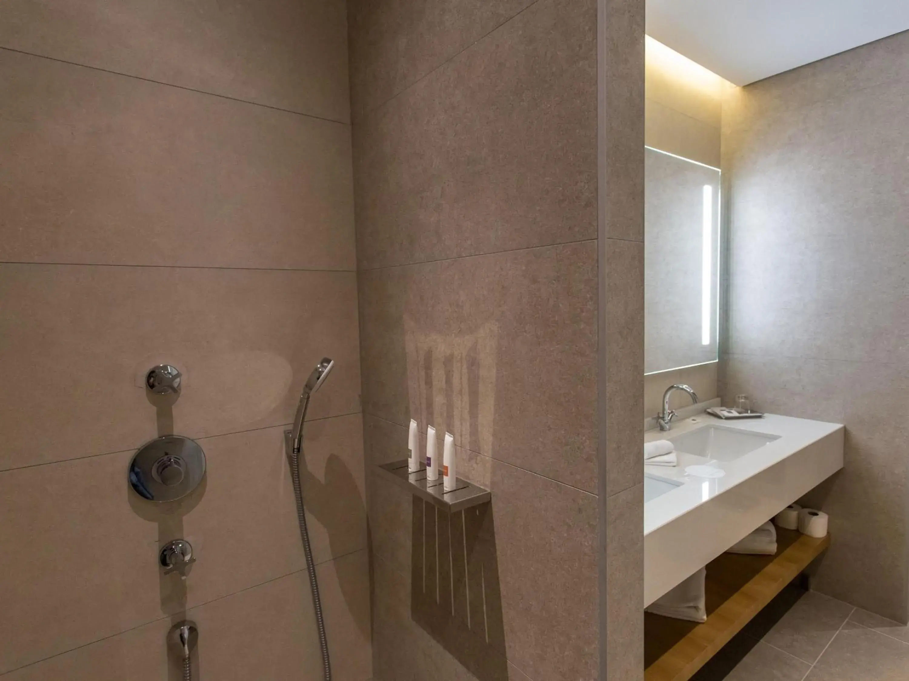 Deluxe King Room in Swissotel Sarajevo Deluxe King Room in Swissotel Sarajevo