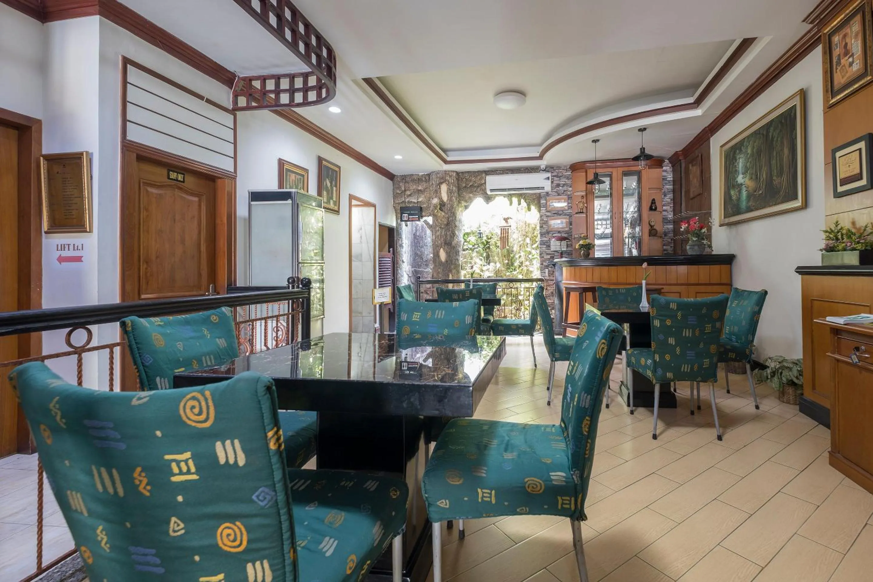 Restaurant/places to eat in OYO 1090 Hotel Anging Mammiri Makassar